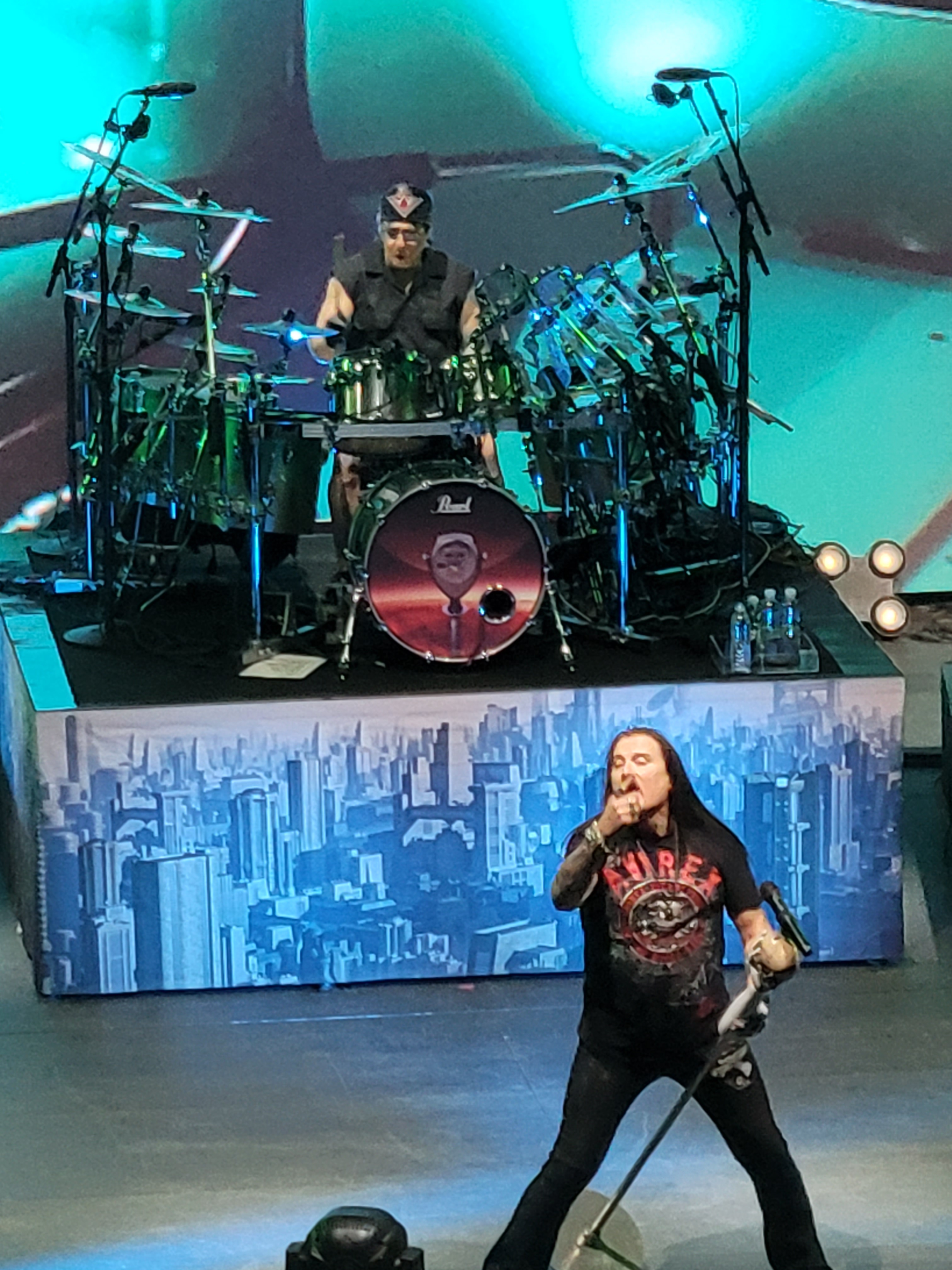 Dream Theater 공연의 보컬과 드럼 무대