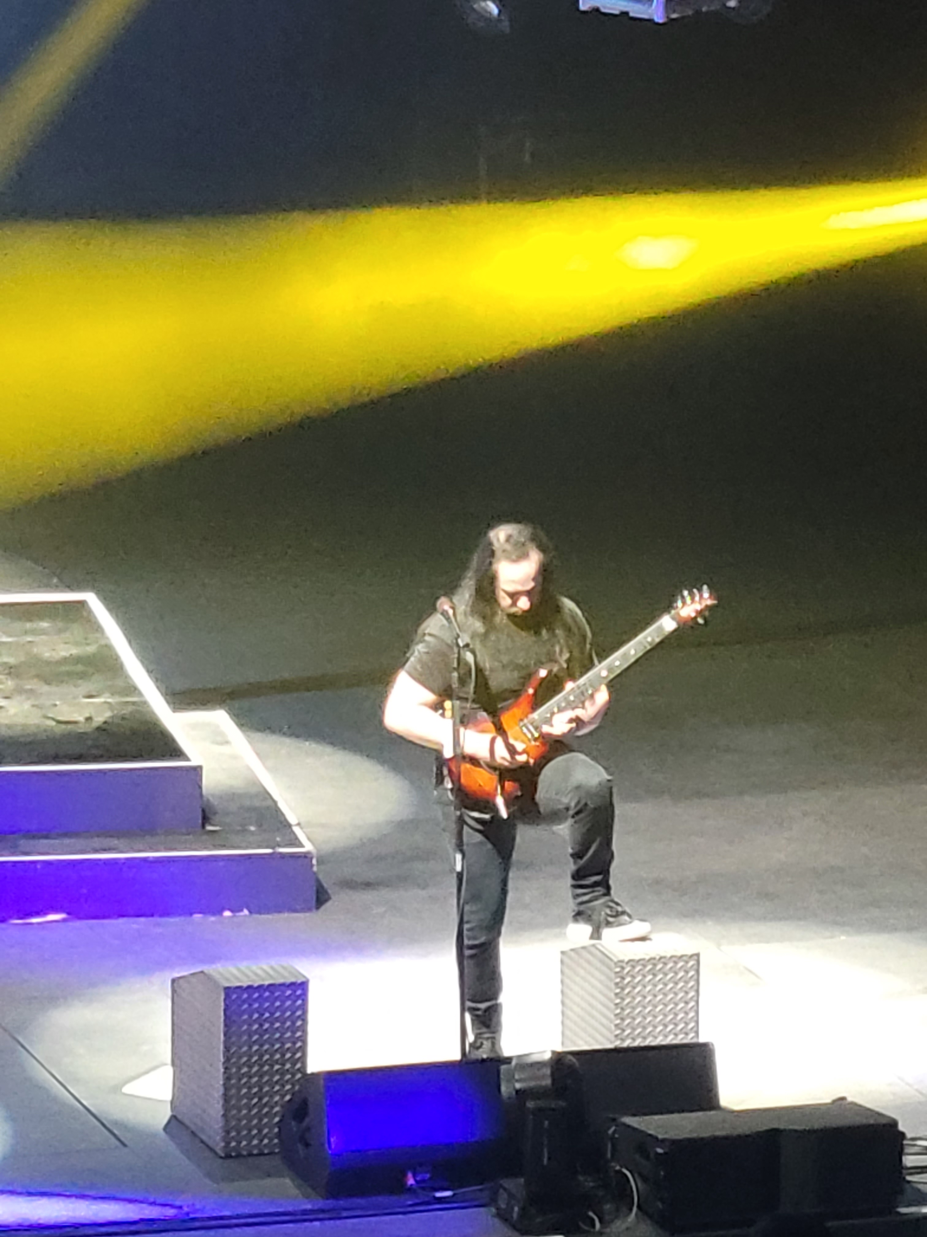 Dream Theater 공연 중 기타 연주