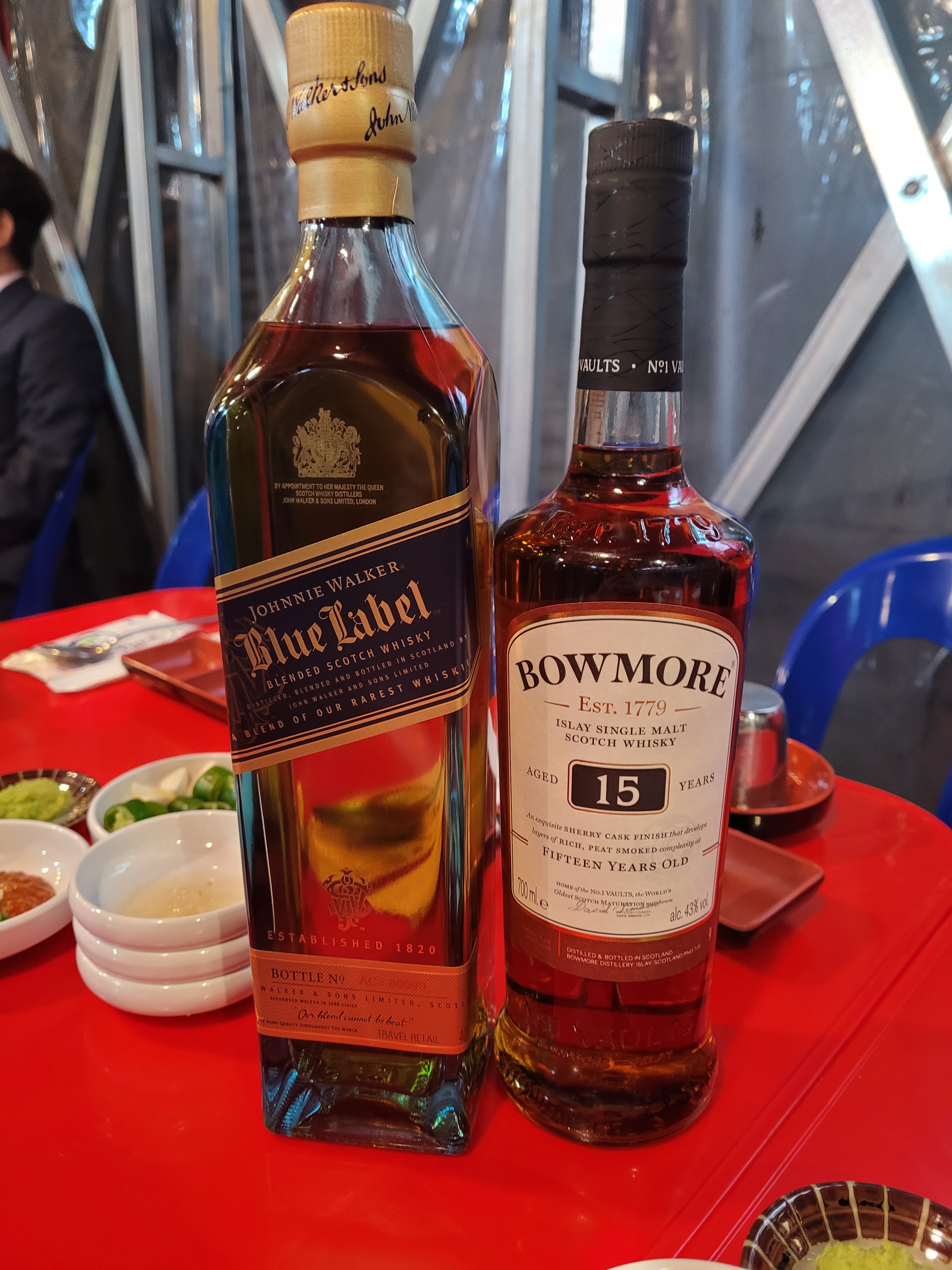 송년모임의 조니워커 블루라벨과 보모어 15년
