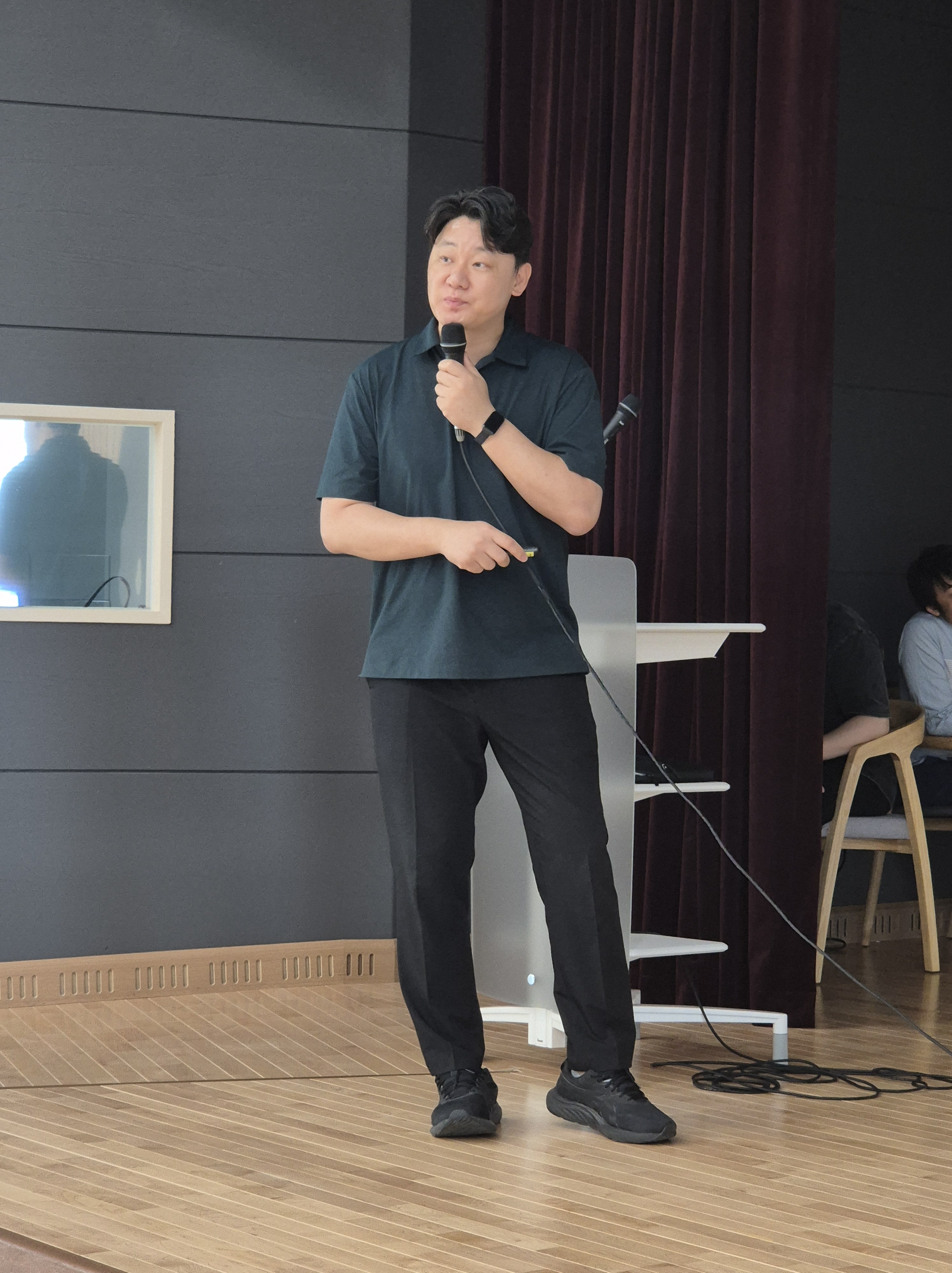 포항시립 포은도서관의 강연 현장