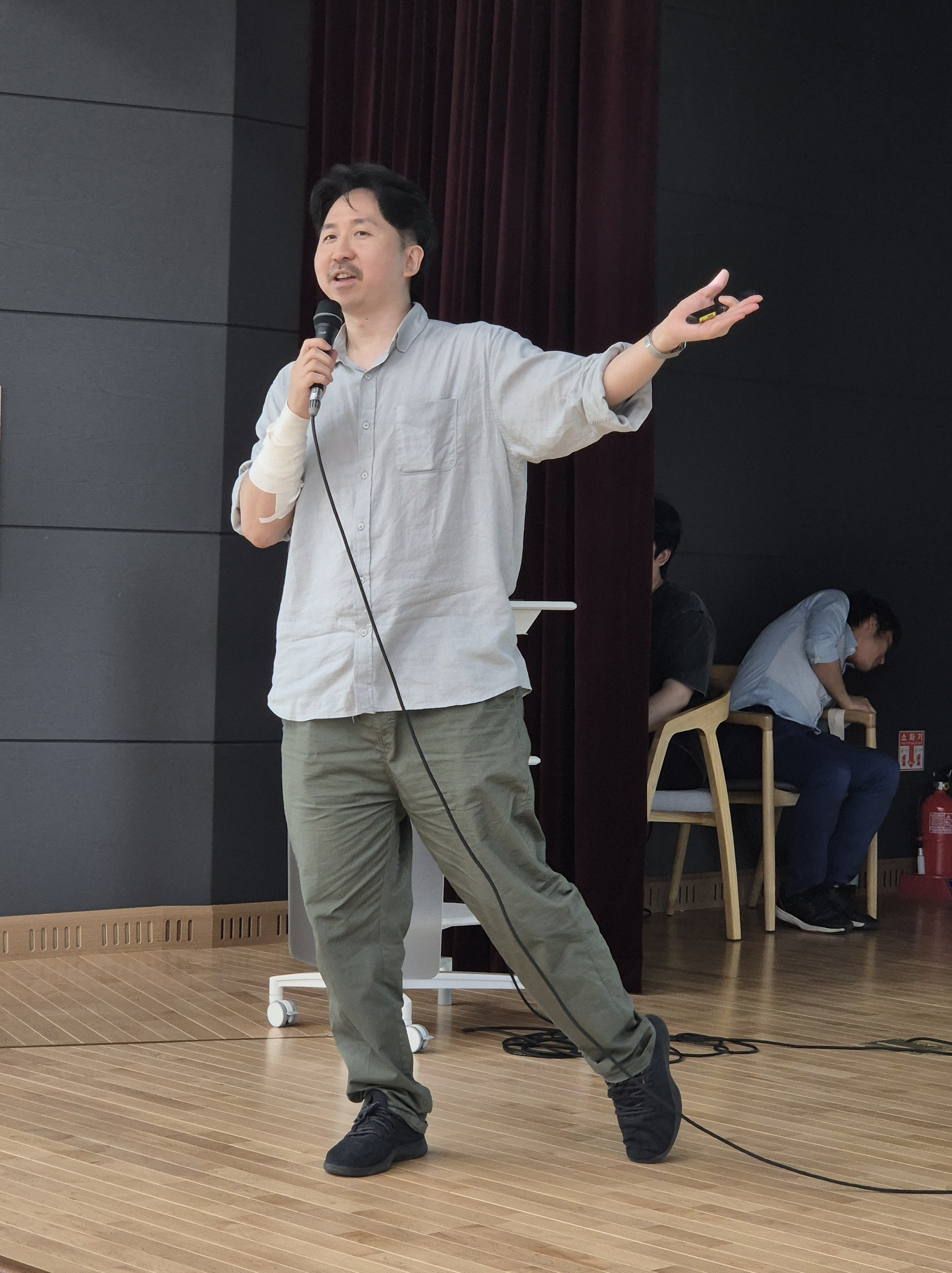 관객에게 이야기하는 강연자의 모습