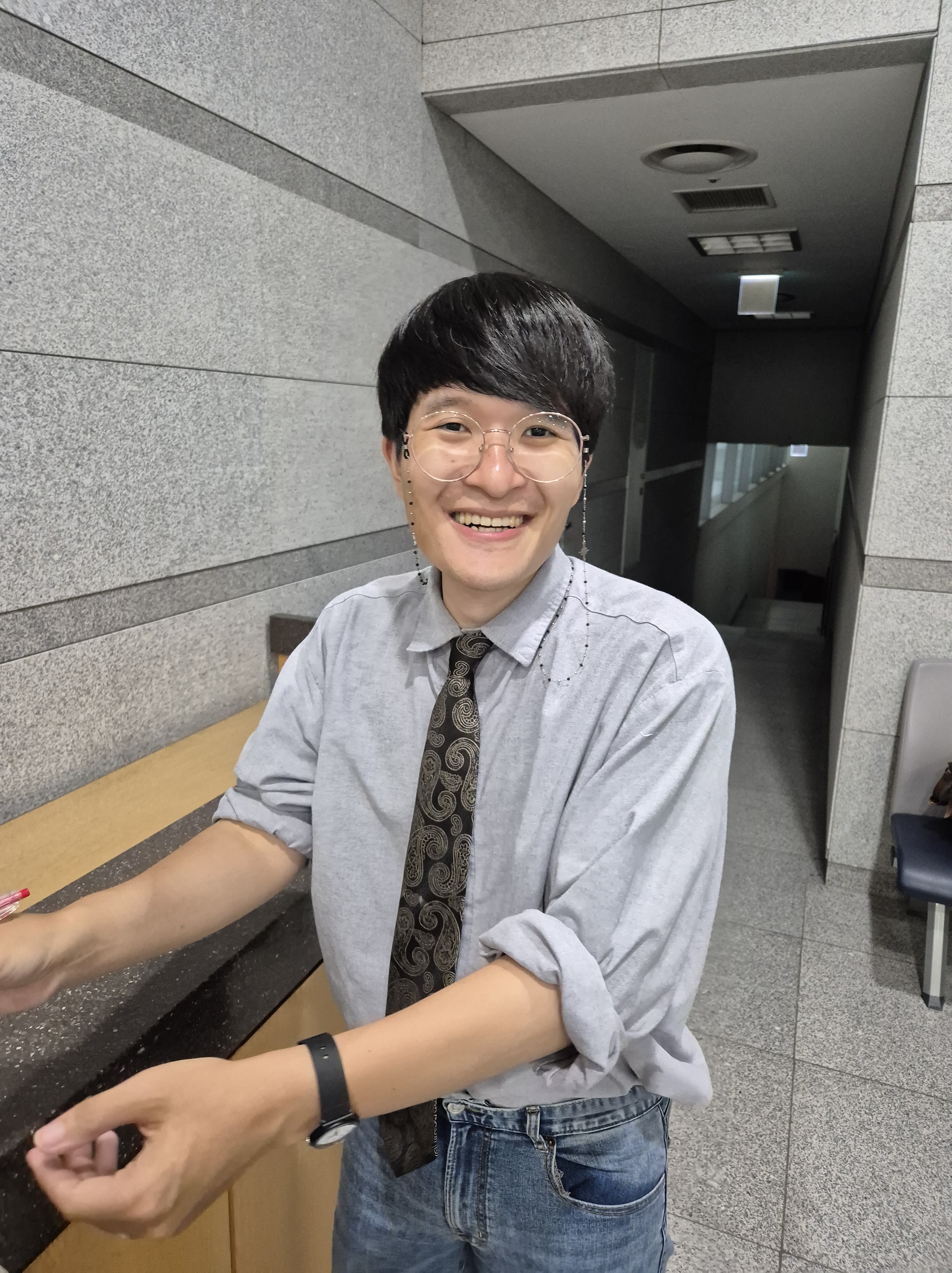 사인회에서 웃으며 찍은 기념사진