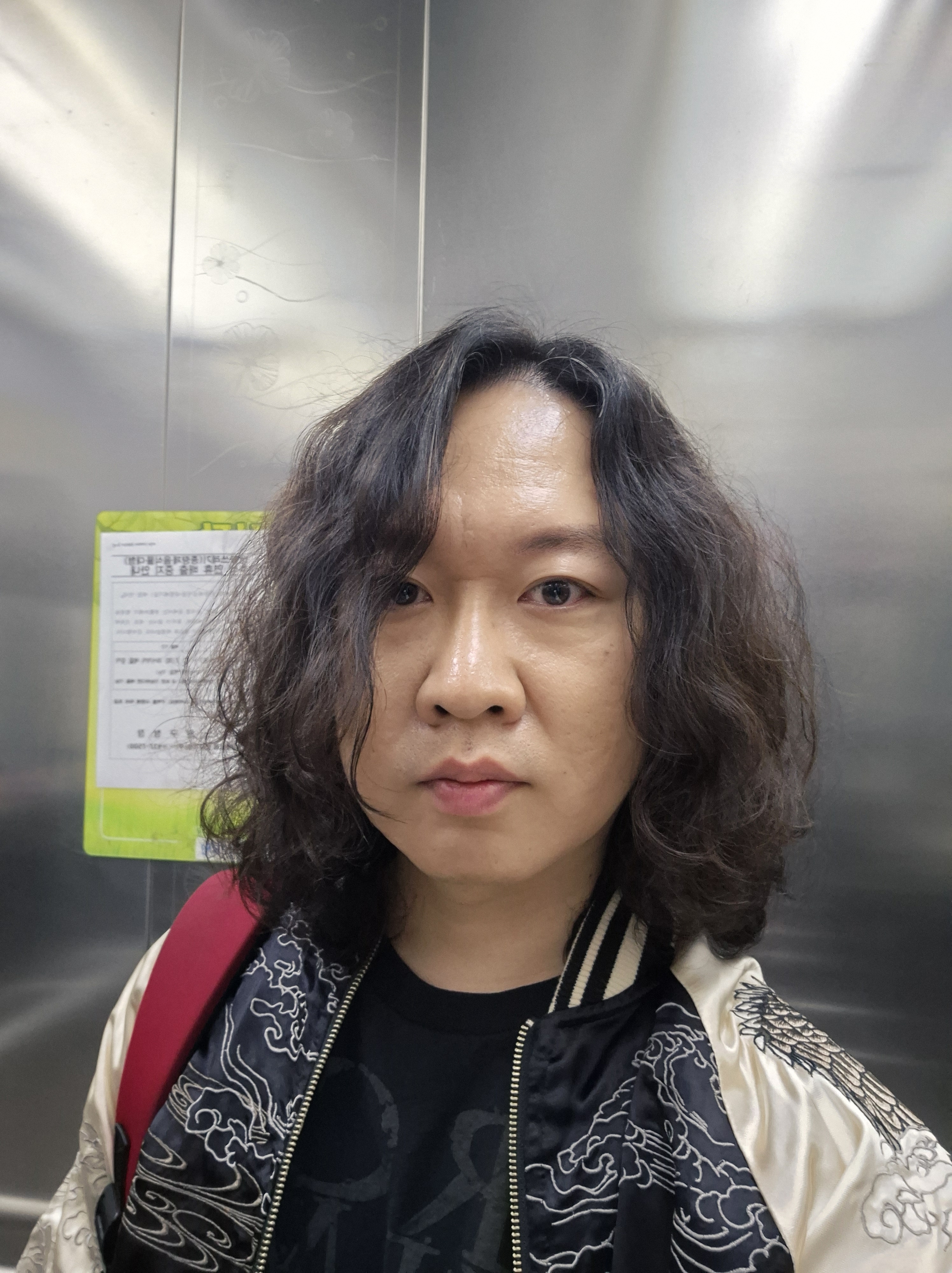 엘리베이터에서 찍은 근황 사진
