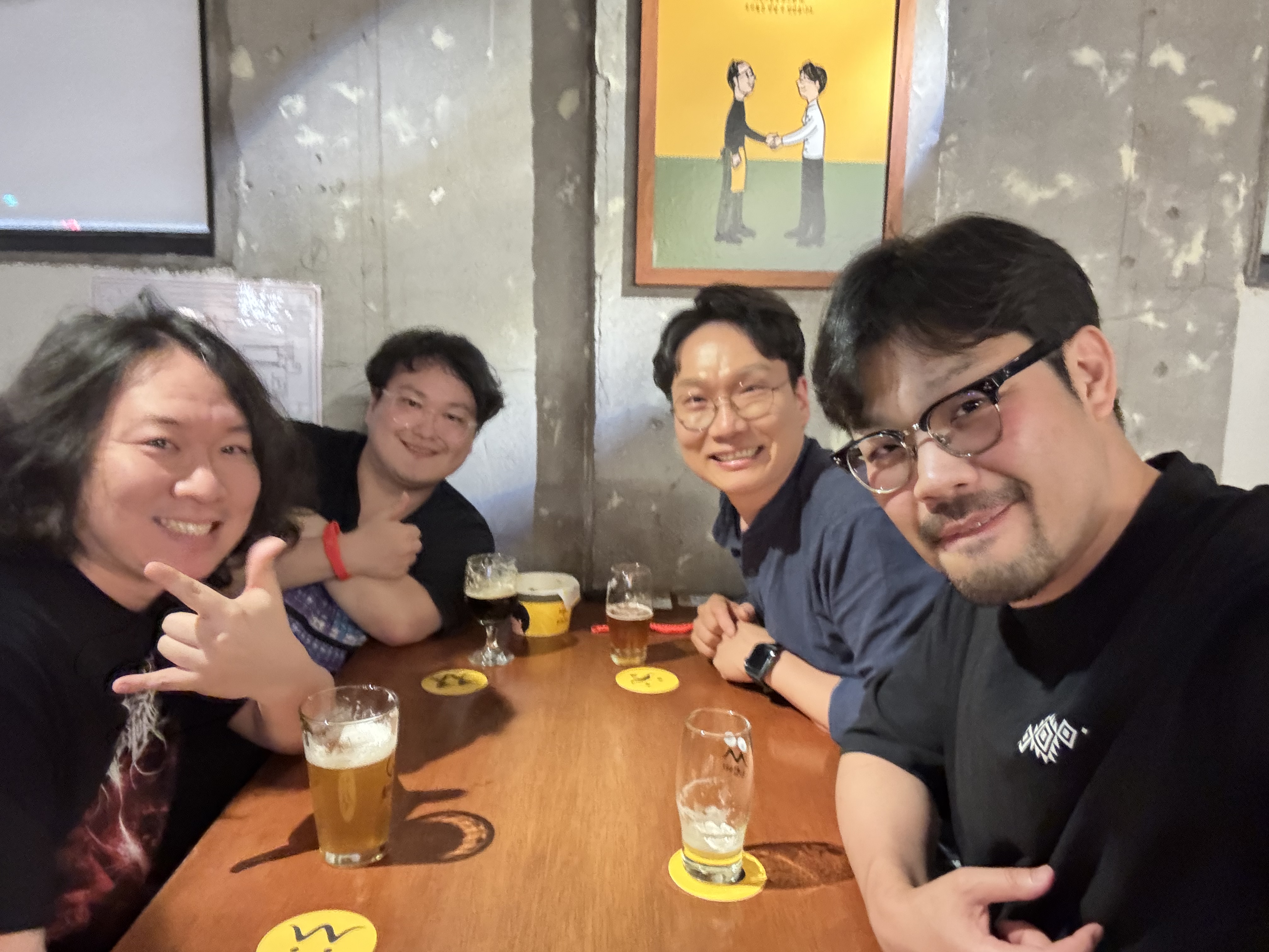 맥주잔을 앞에 두고 찍은 공덕 번개 모임 단체사진