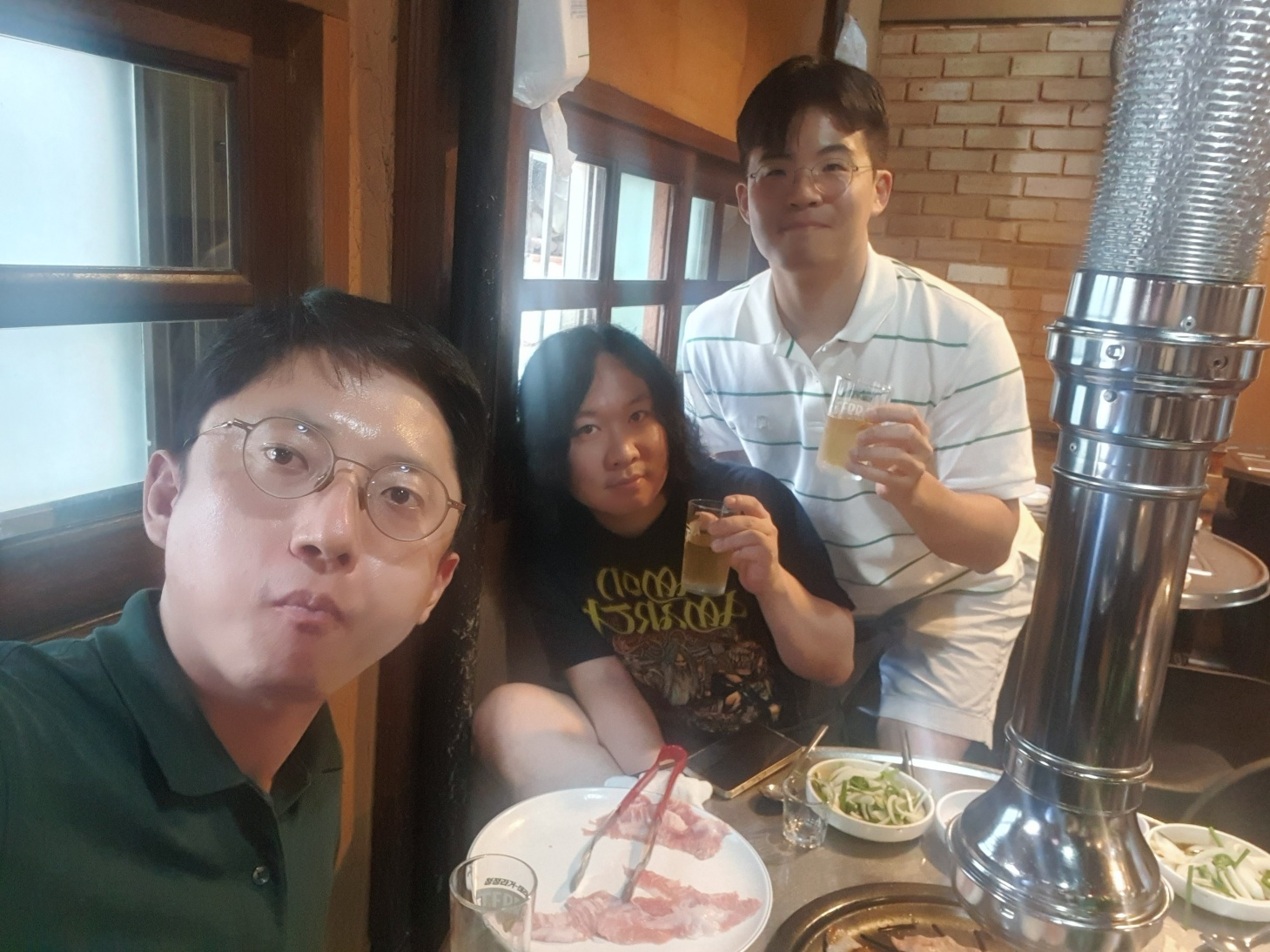 충정로 고릴라에서 함께 찍은 세 사람의 기념사진