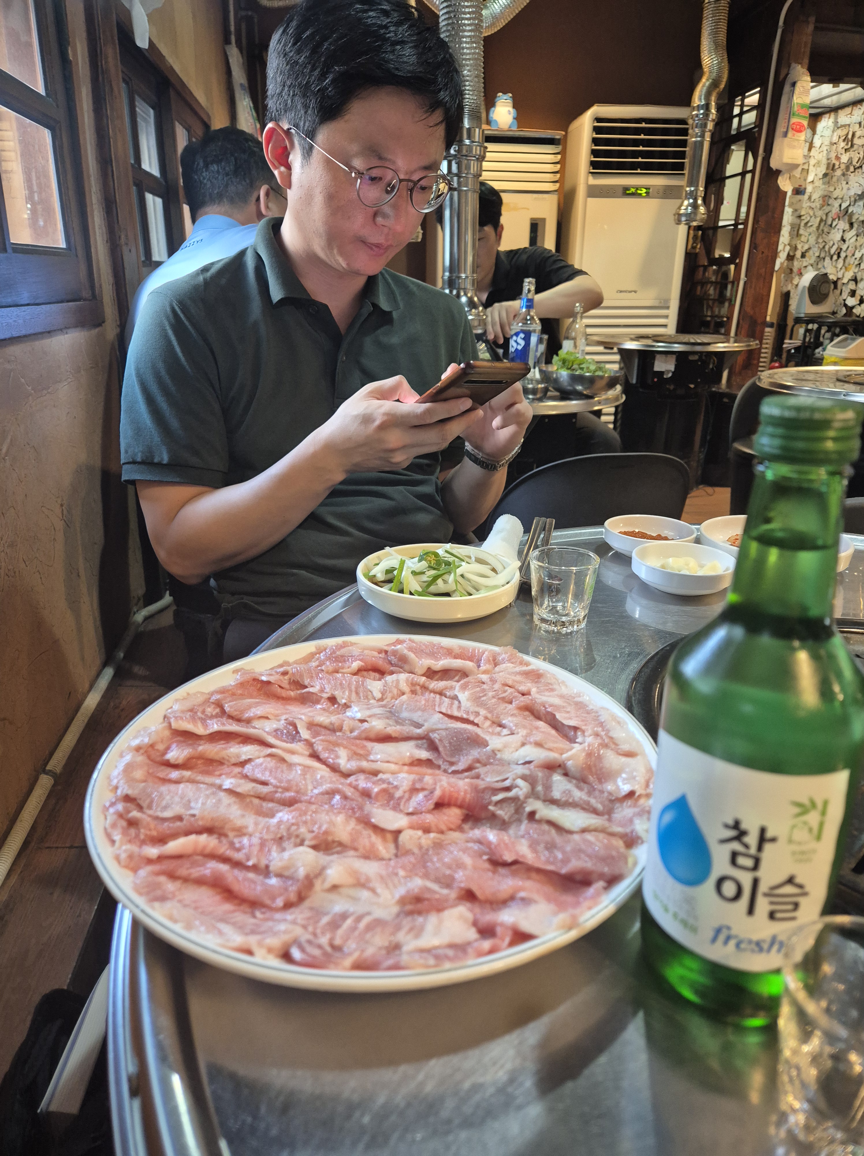 고깃집 식사 자리와 접시에 담긴 모서리살
