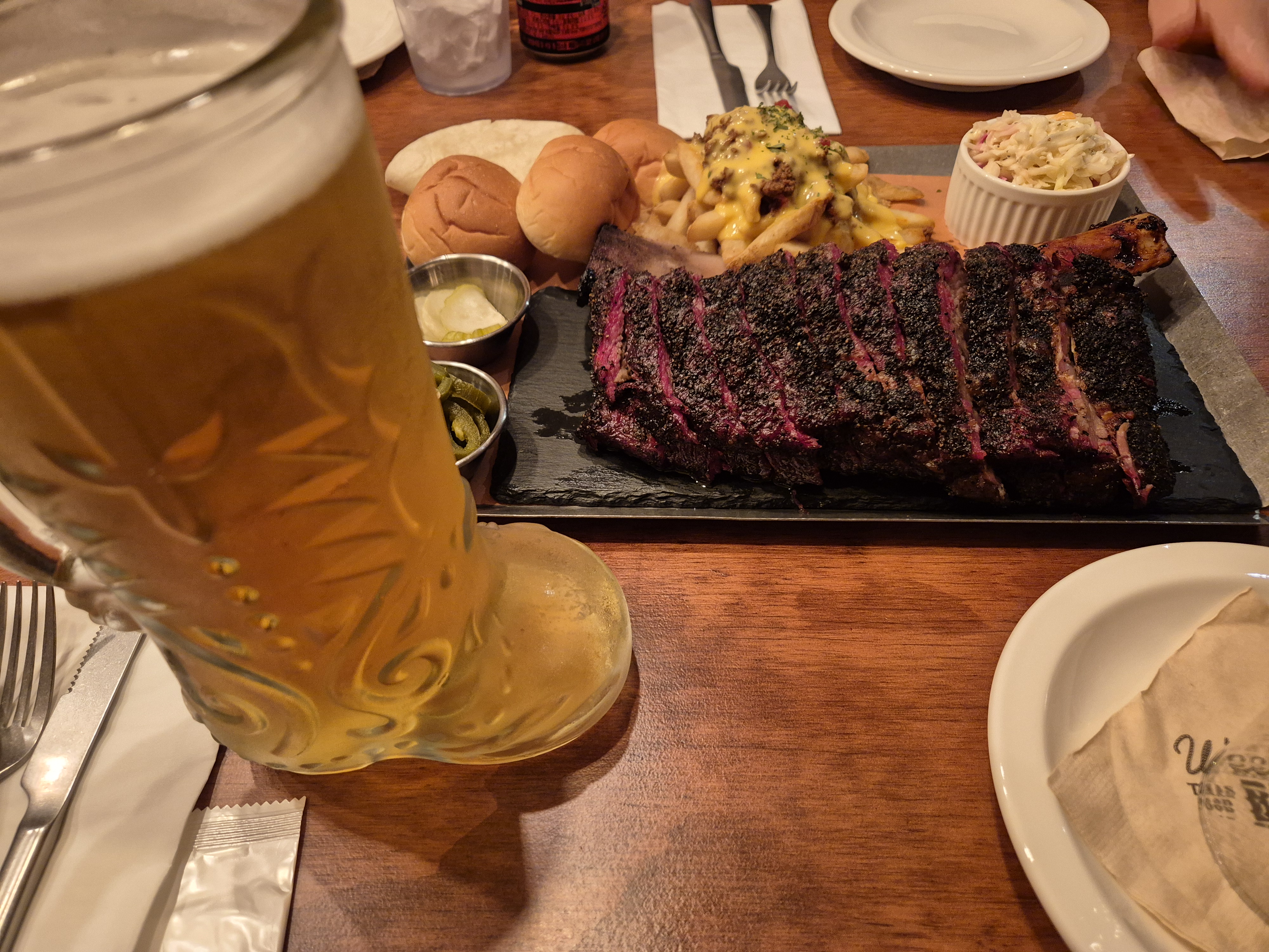 맥주와 함께 차려진 텍사스식 바베큐 플래터