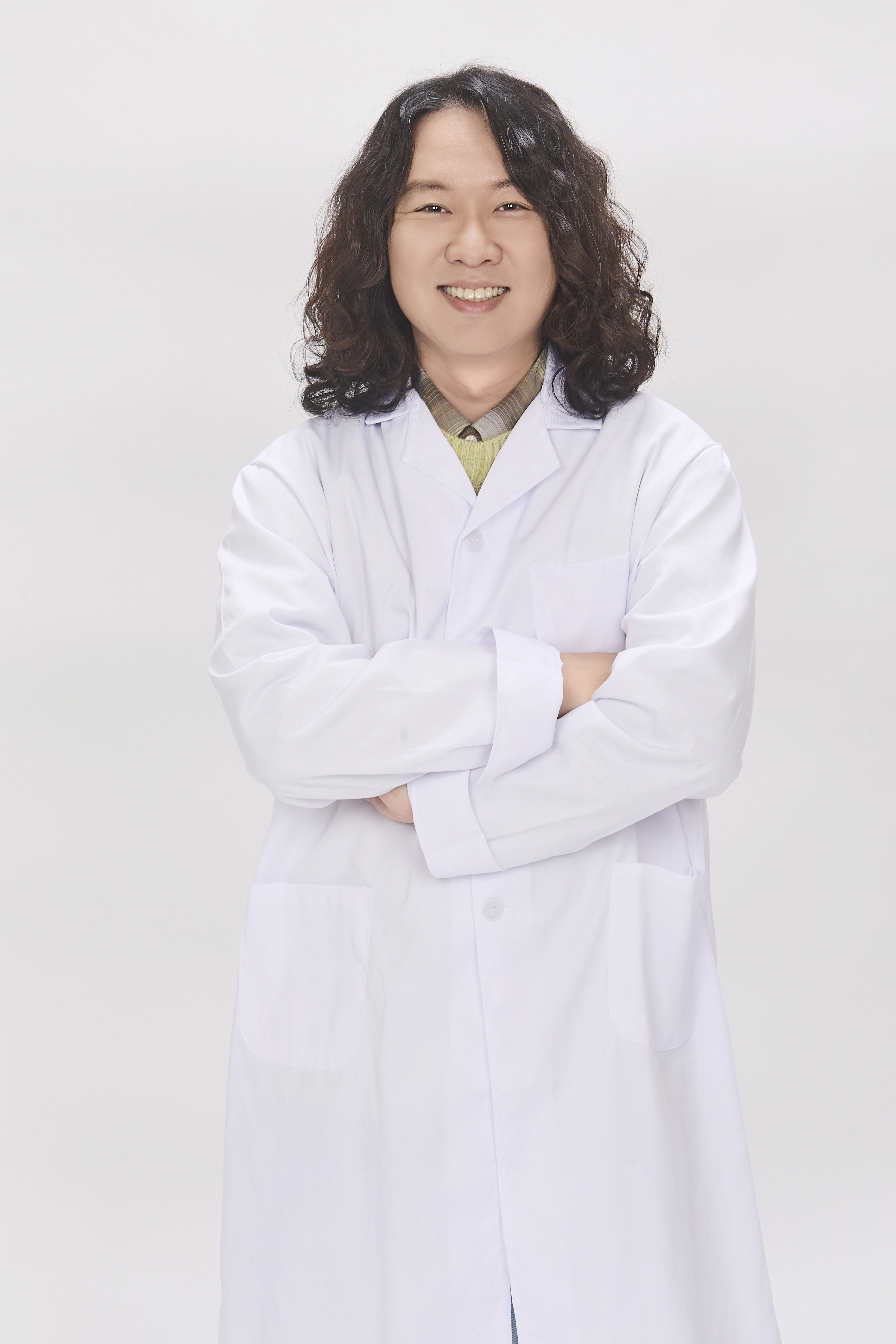 흰 실험복을 입고 팔짱을 낀 프로필 사진