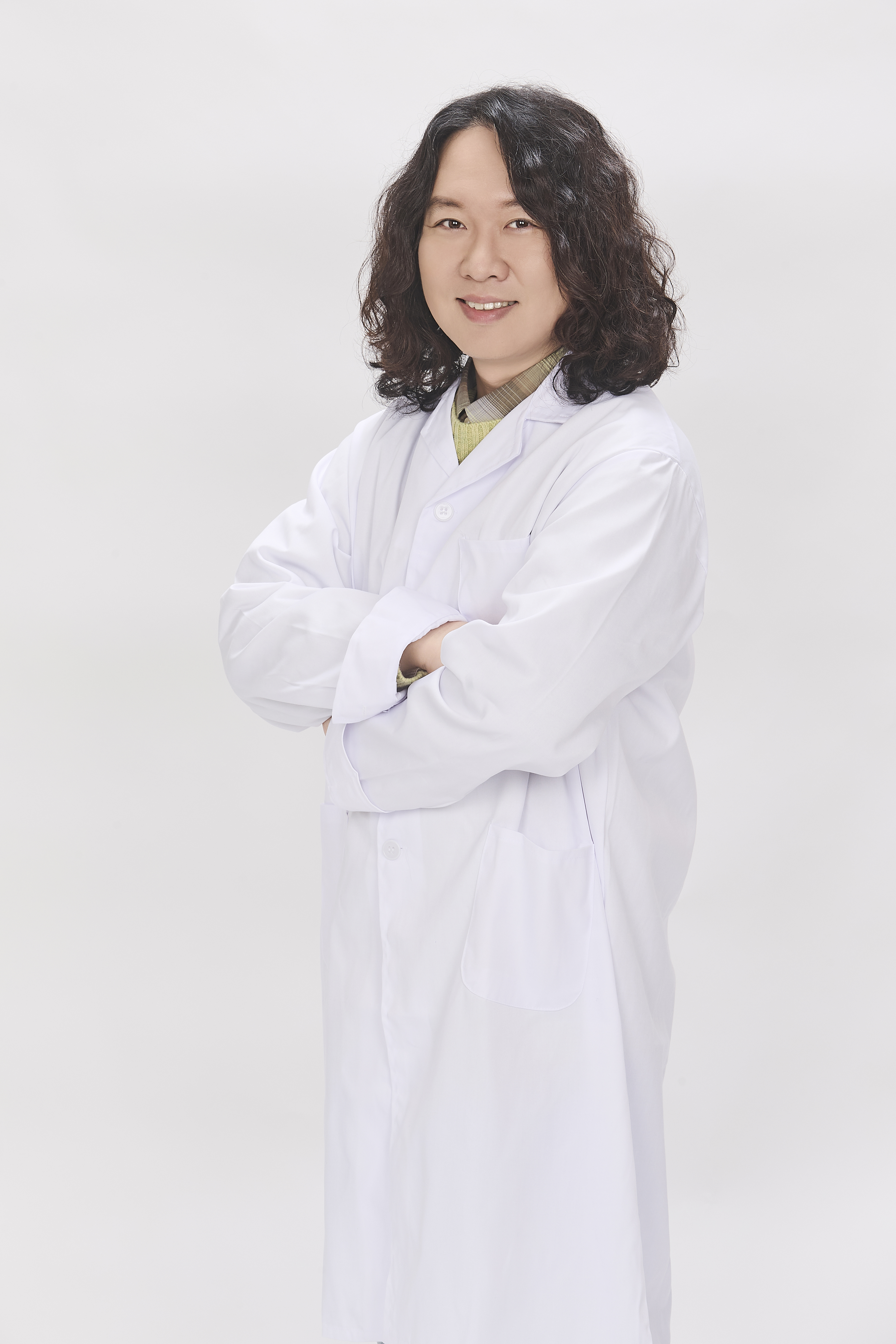 흰 실험복을 입고 웃는 프로필 사진
