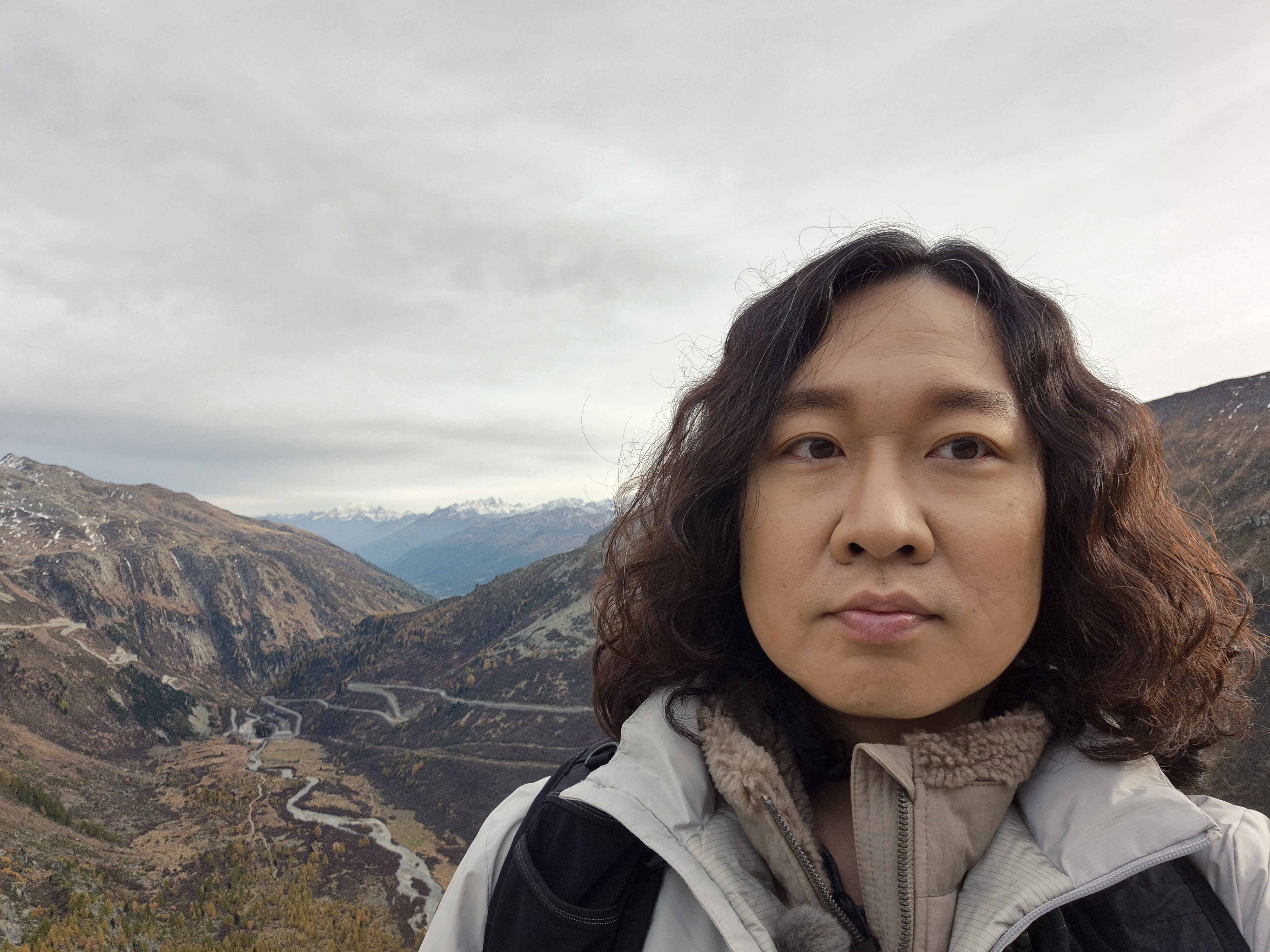 산과 계곡을 배경으로 찍은 기념사진