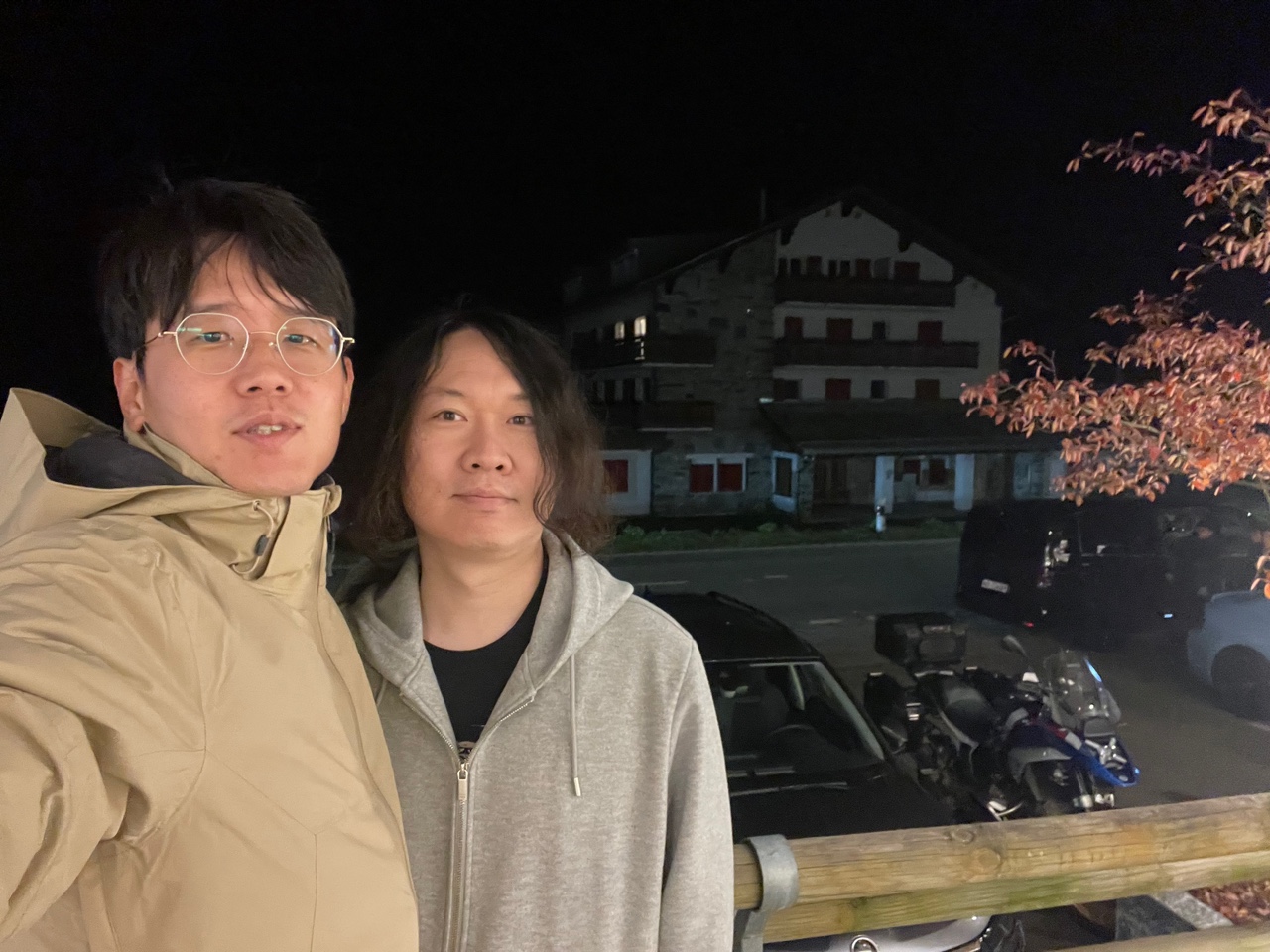 스위스 여행 중 밤에 함께 찍은 기념사진