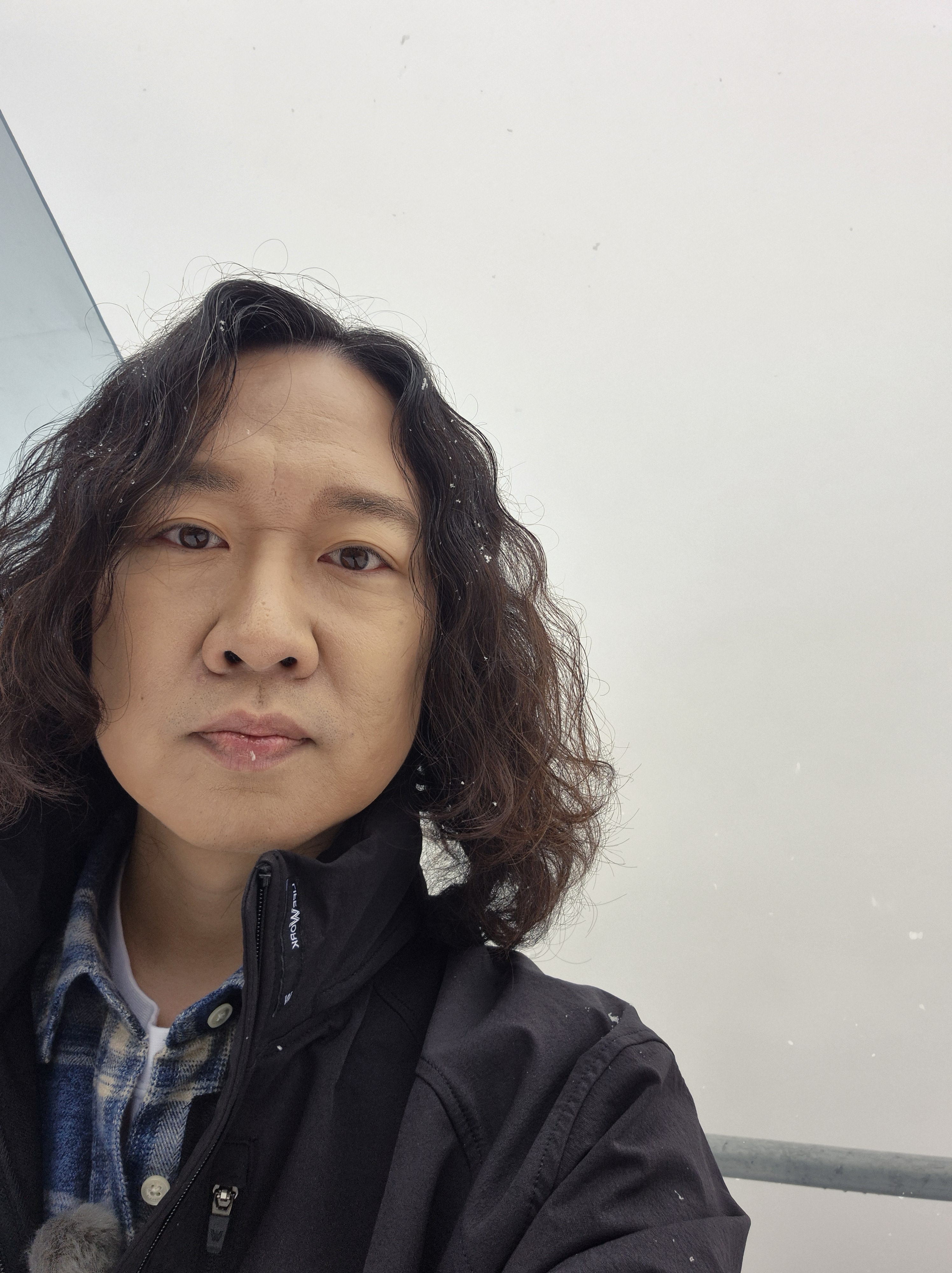 눈 내리는 여행지에서 찍은 기념사진
