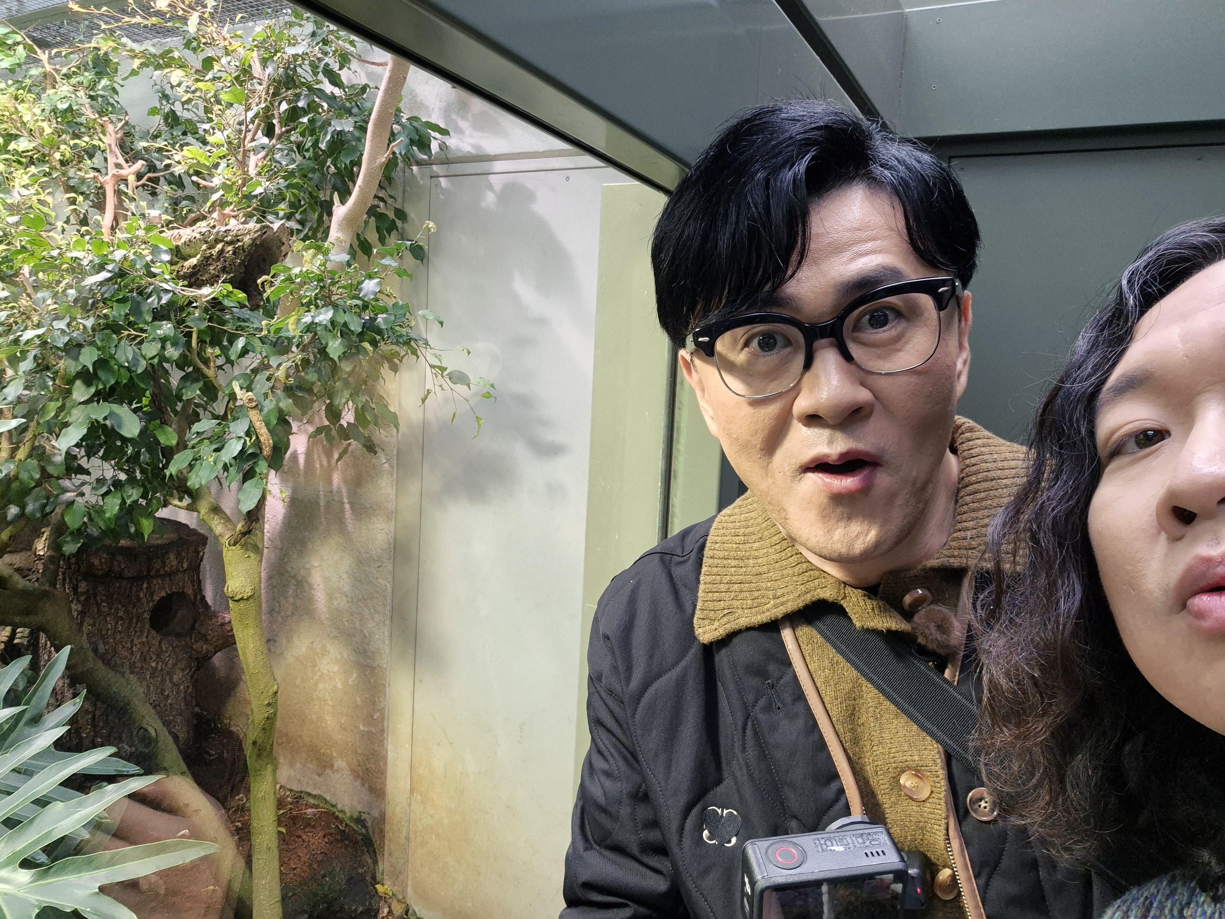 여행지 실내에서 함께 찍은 기념사진