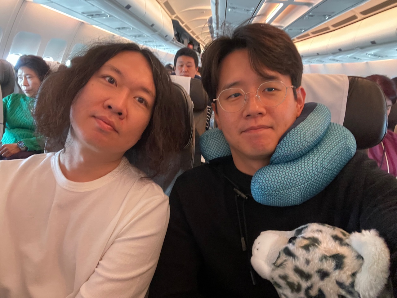 스위스 여행 중 기내에서 함께 찍은 기념사진