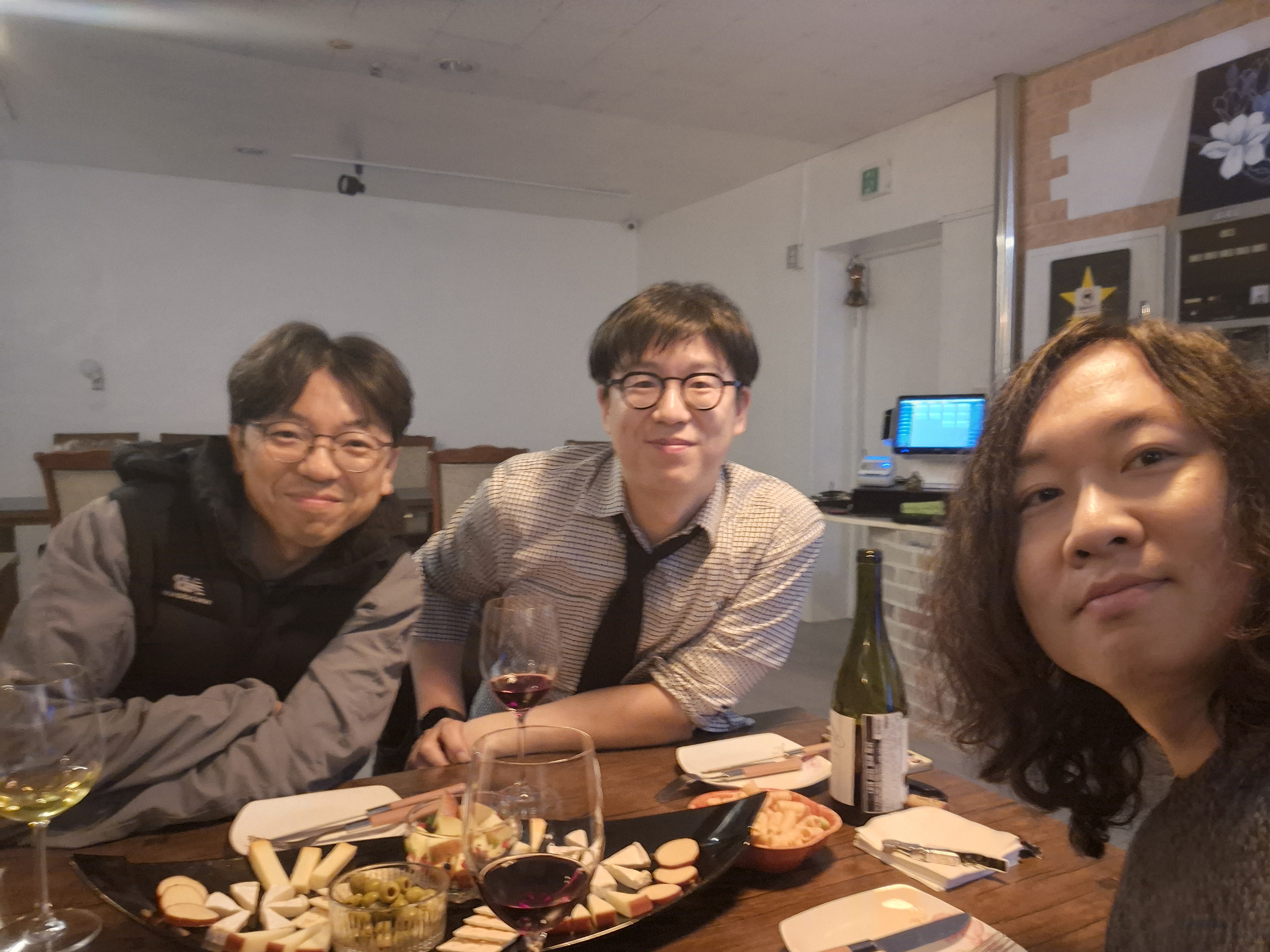 대전에서 함께한 모임의 세 사람 기념사진