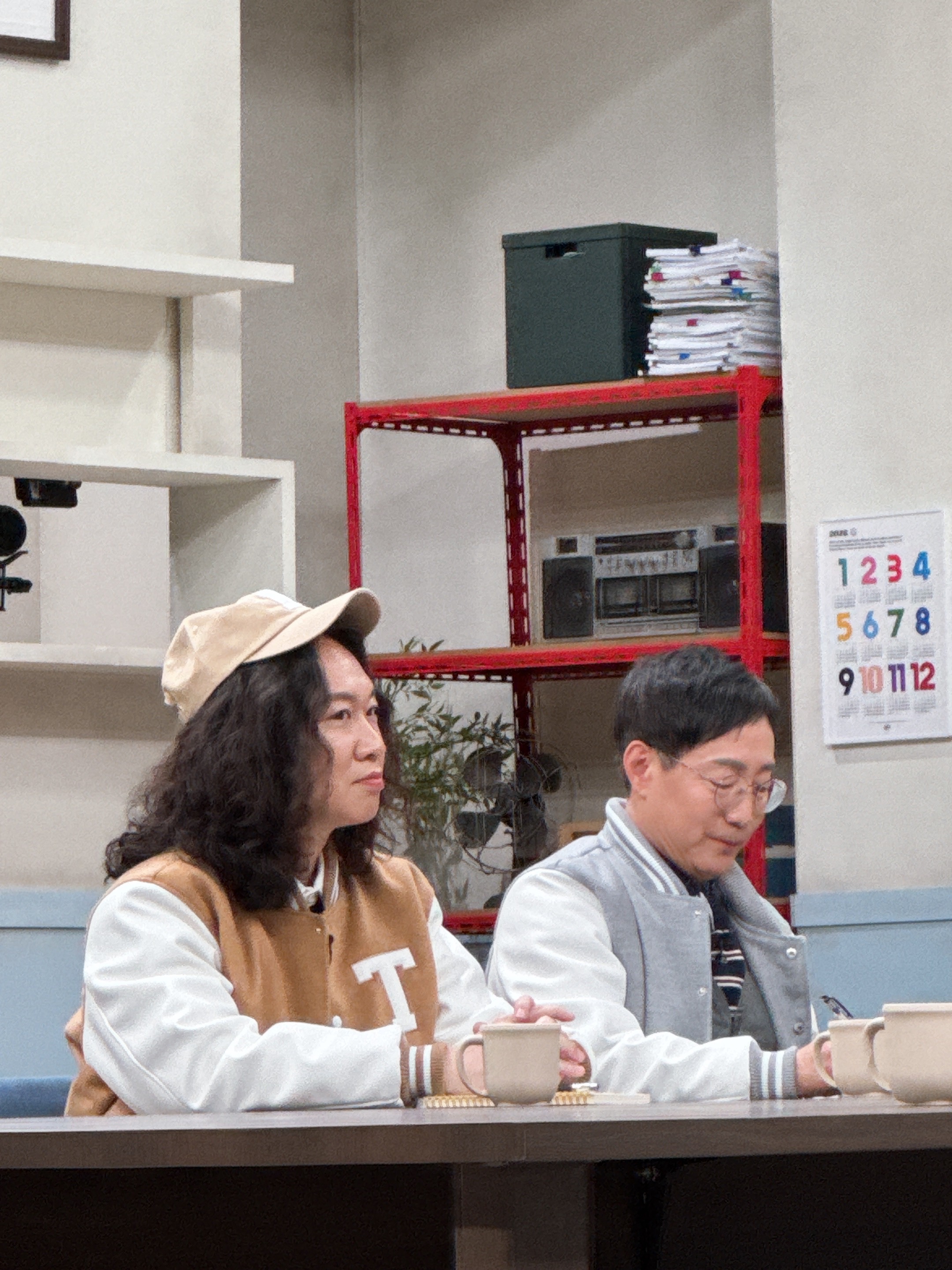 T끌모아 해결 녹화 중 테이블에 앉아 있는 모습