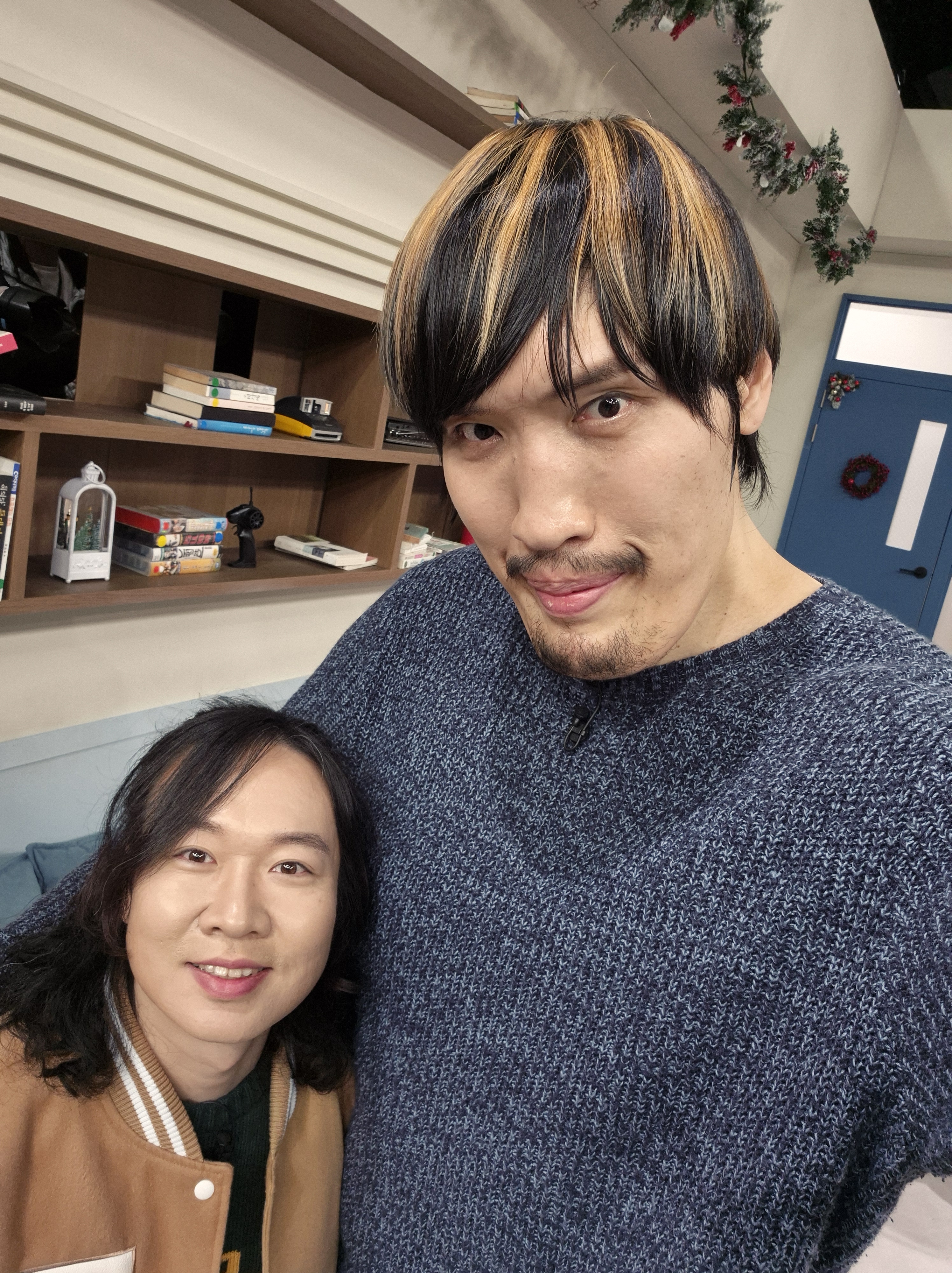 녹화 현장에서 키 차이가 돋보이는 기념사진