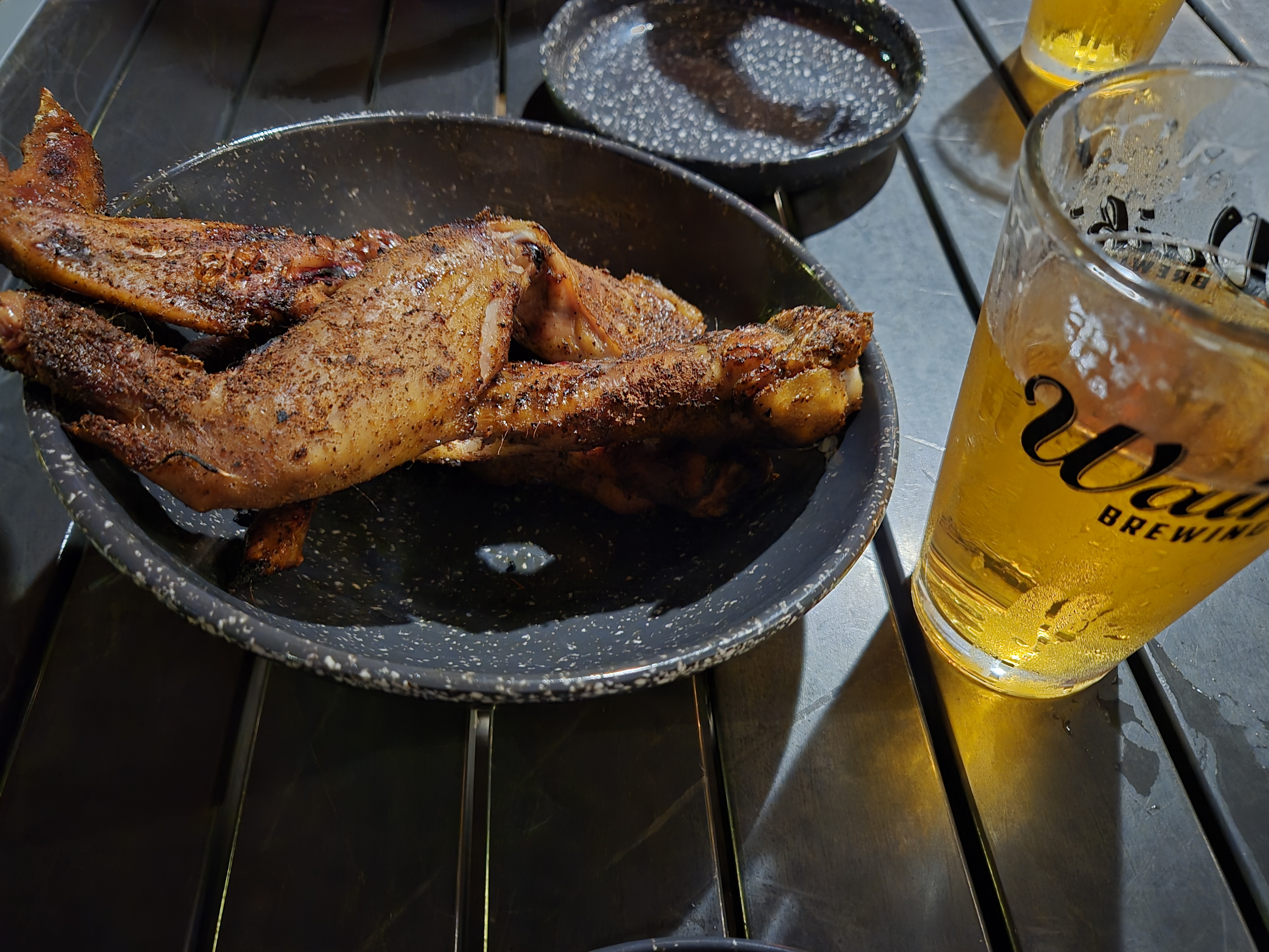맥주와 함께 먹은 구운 닭 요리