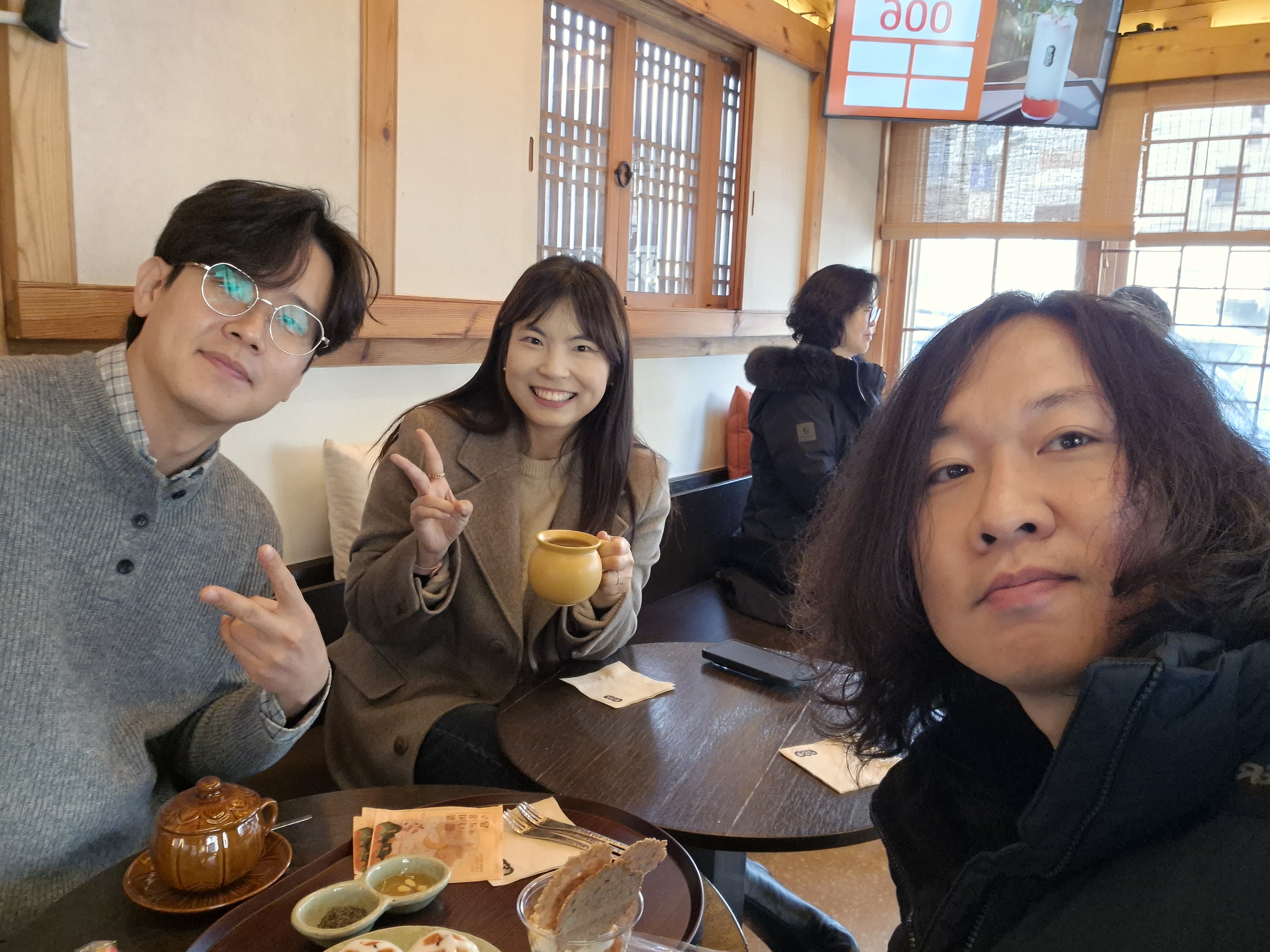 한식 카페에서 함께