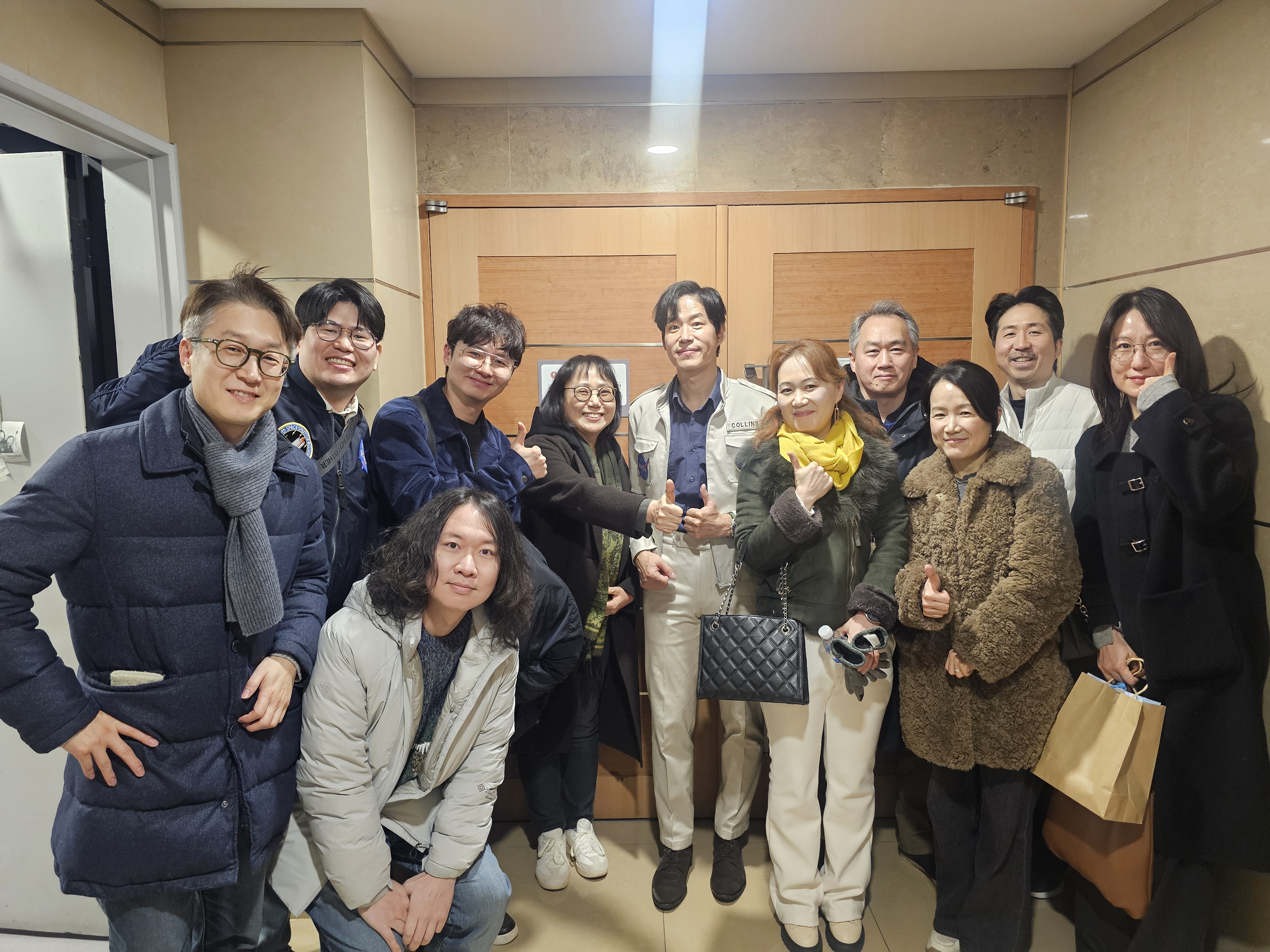 비하인드 더 문 관람 후 함께 찍은 단체 사진