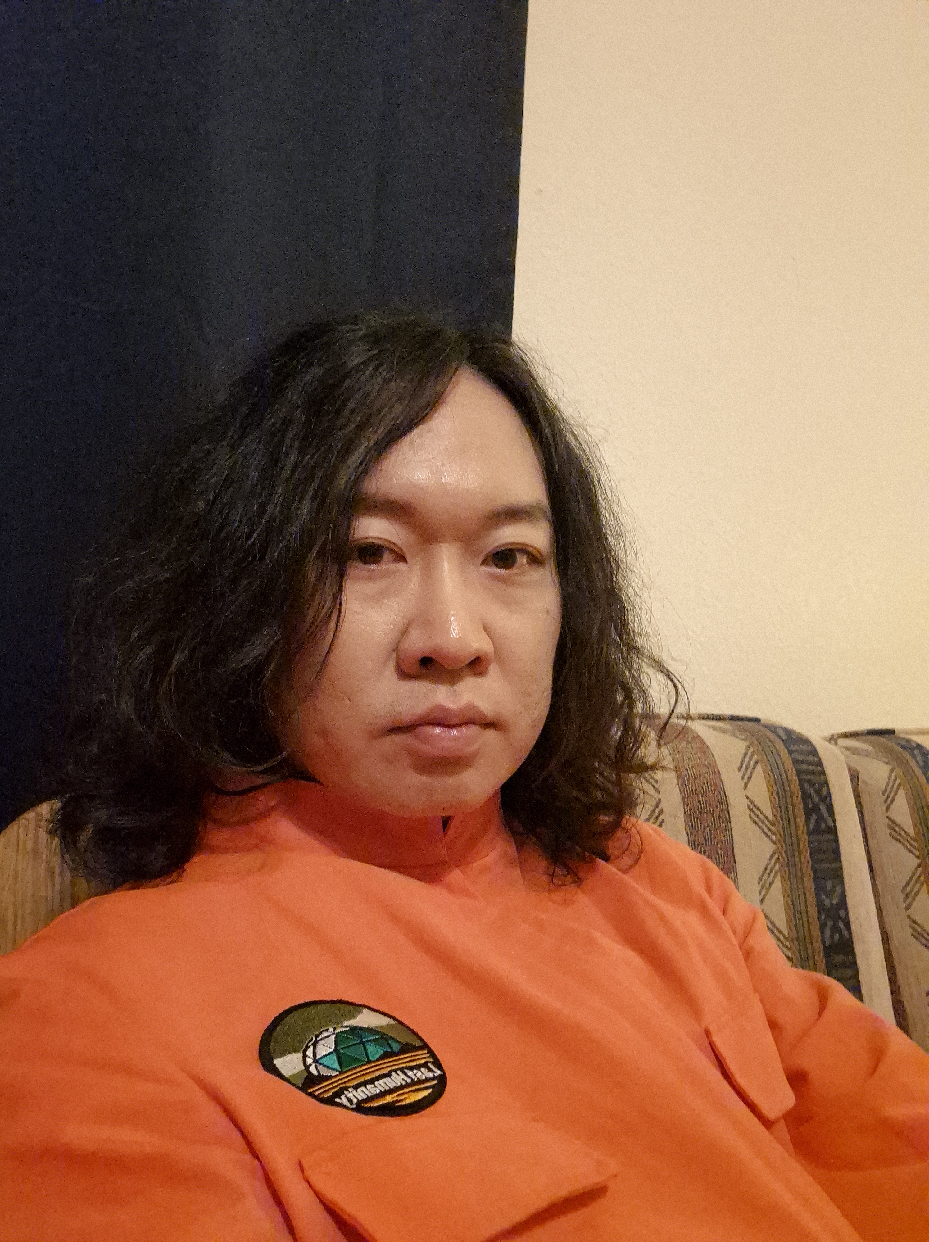 주황색 촬영복을 입고 찍은 셀카