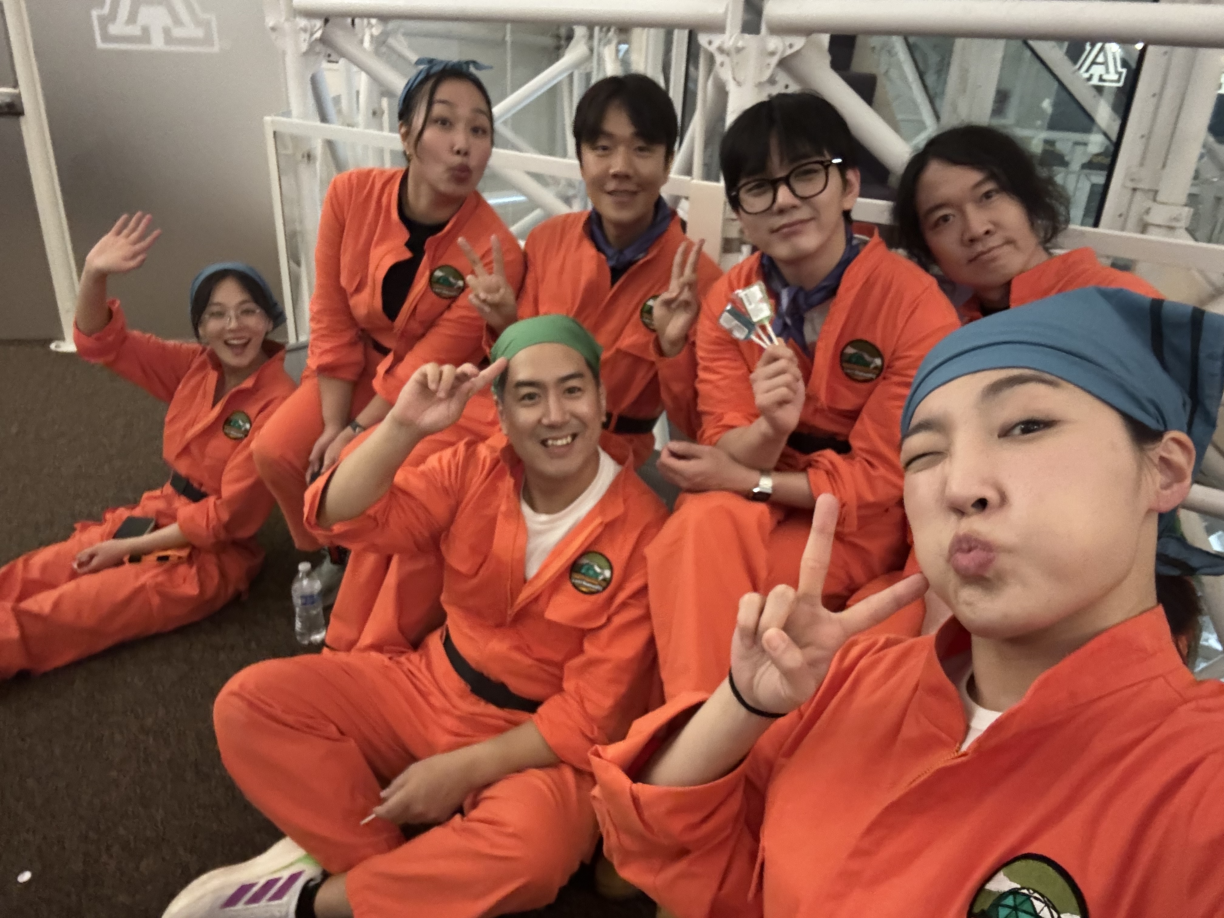 실내에서 촬영 동료들과 함께 찍은 사진