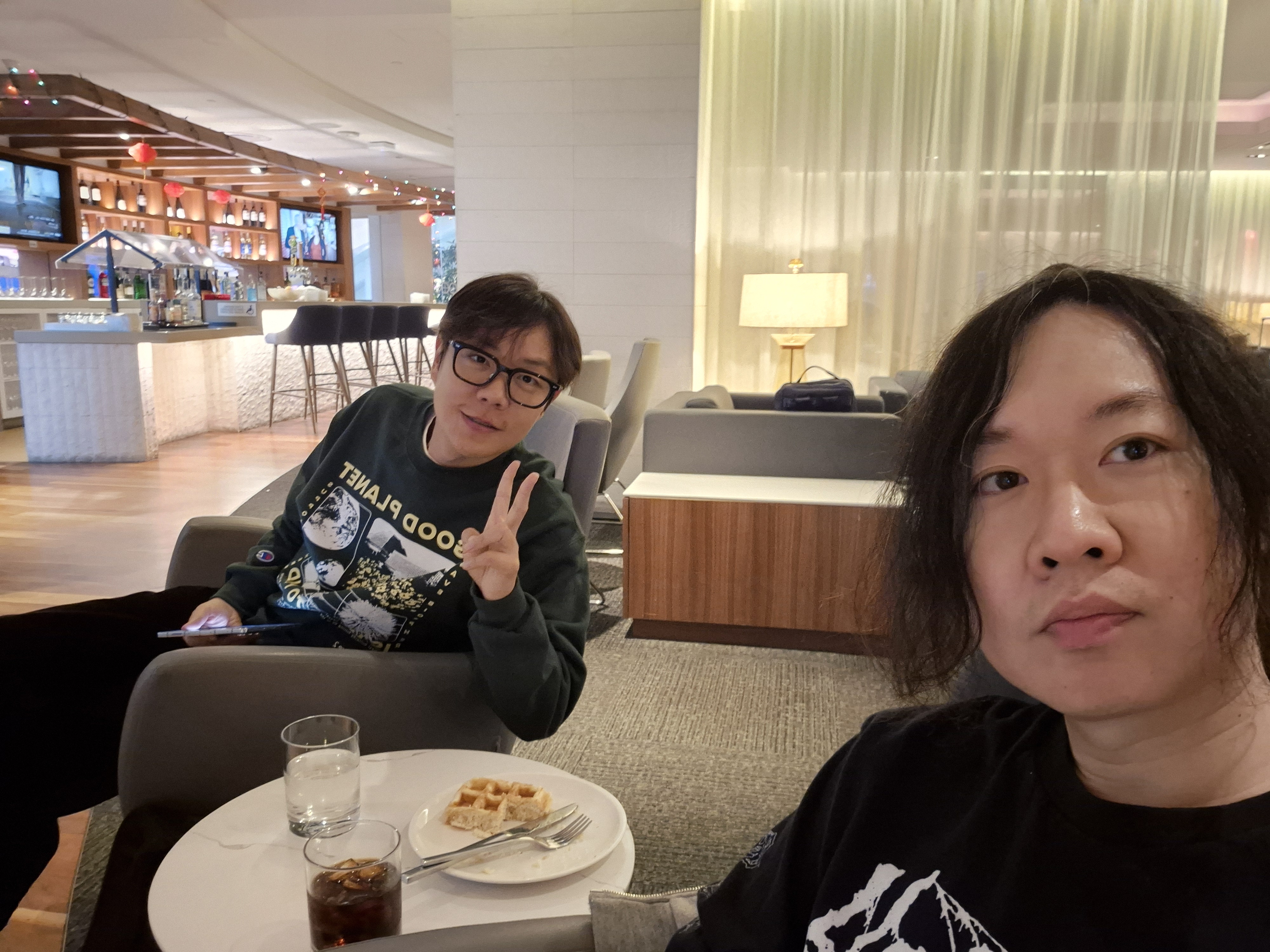 라운지에서 함께 쉬며 찍은 사진