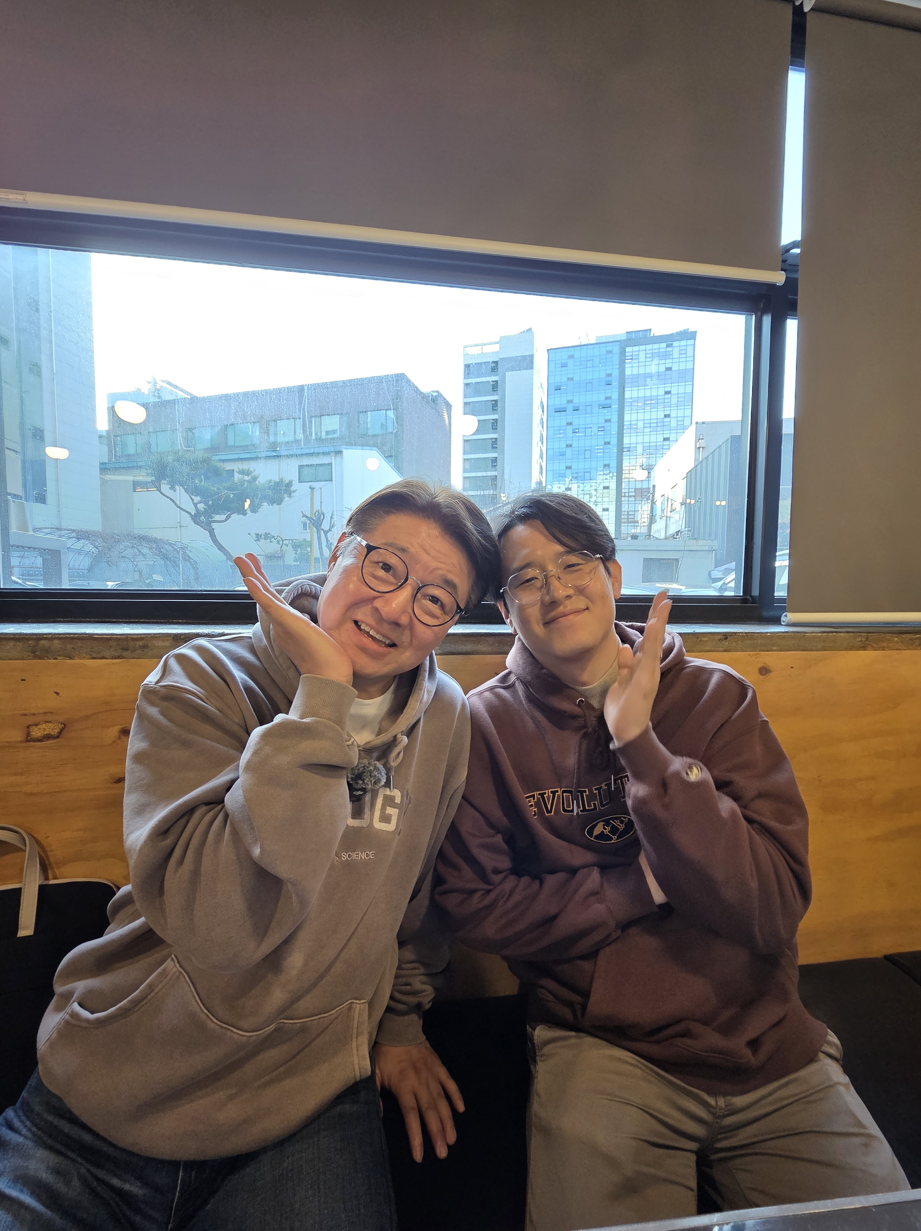 마셔보다 녹화 현장에서 꽃받침 포즈로 찍은 사진