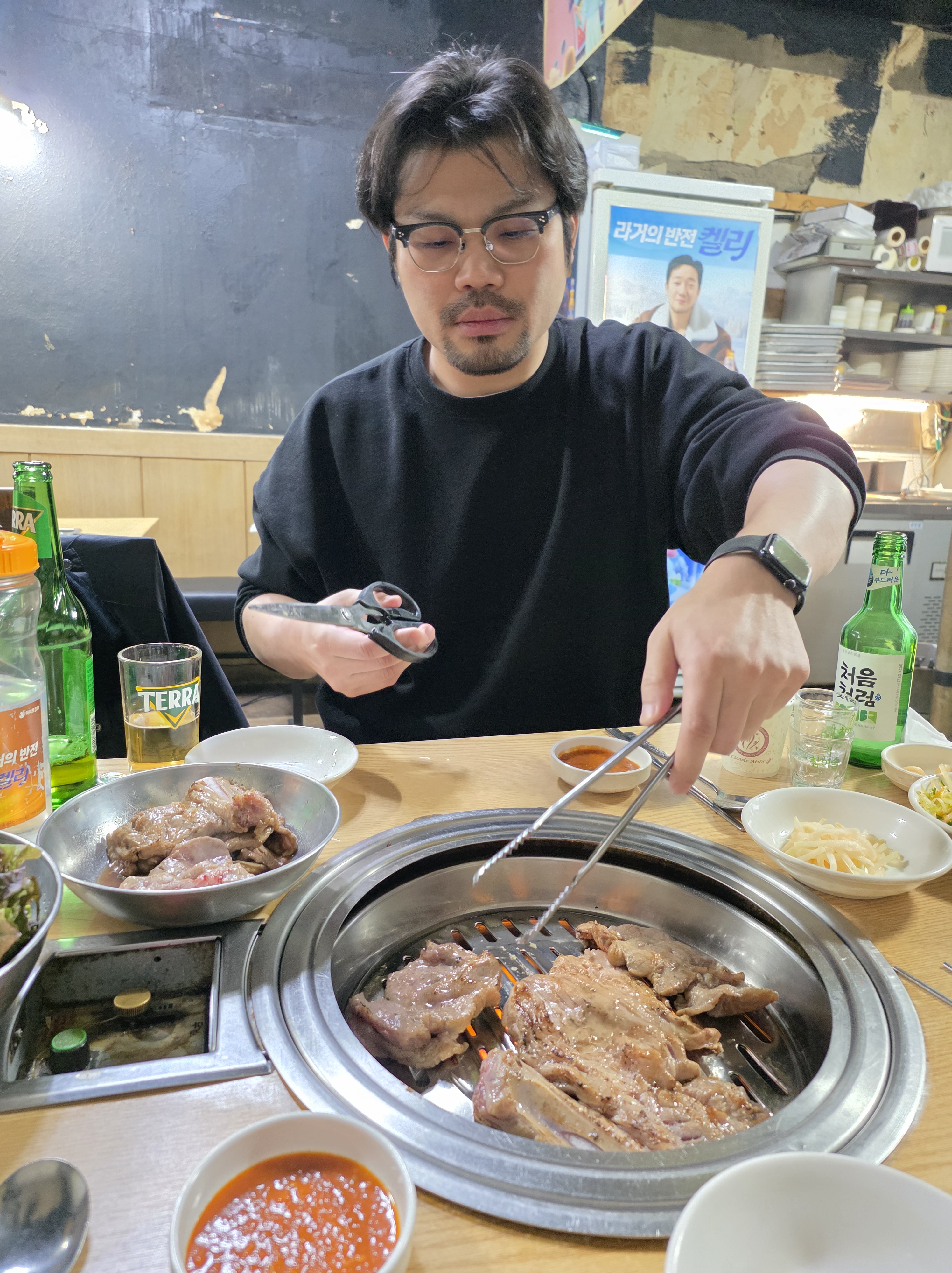 집게와 가위로 양념갈비를 굽는 모습