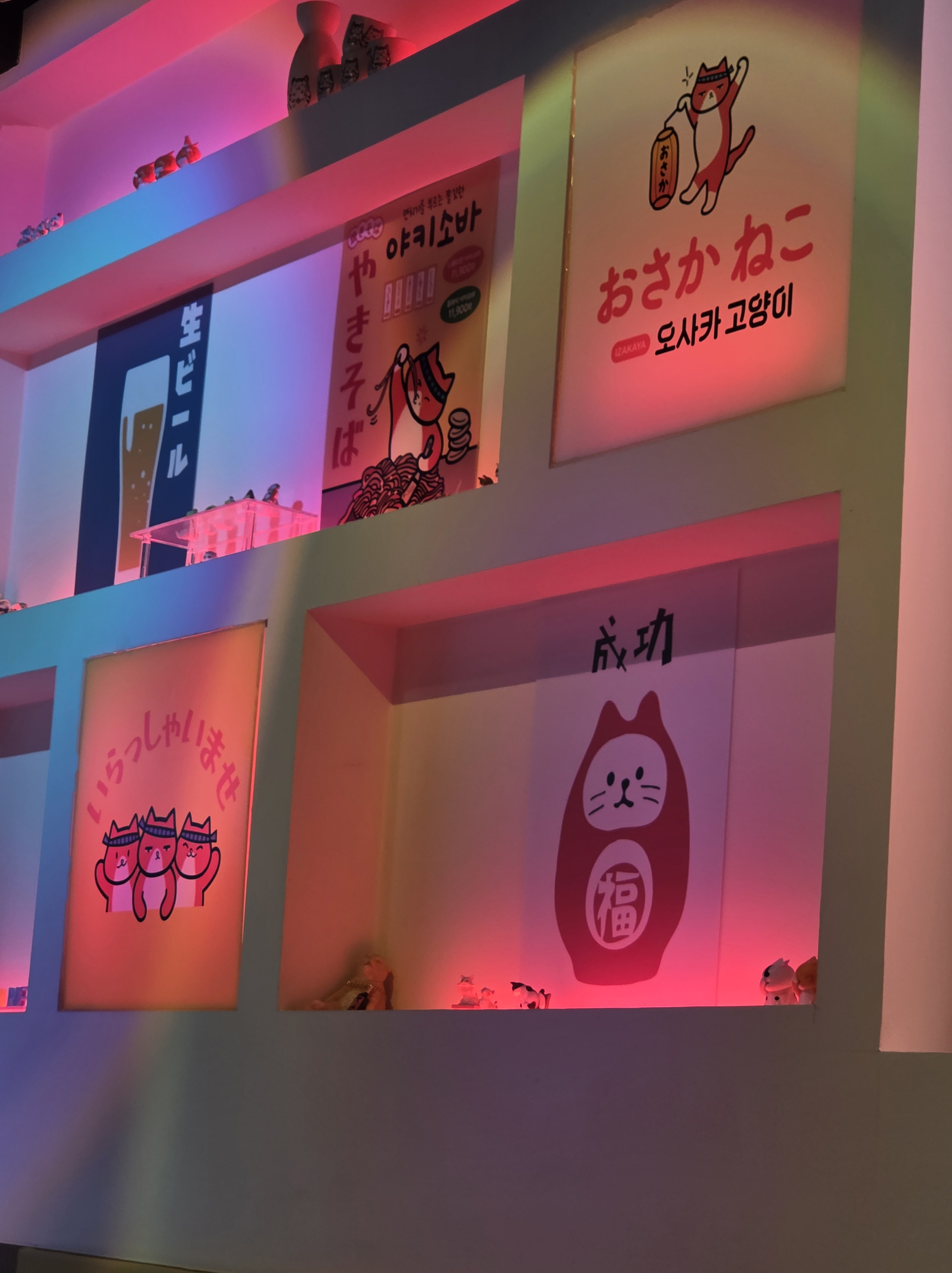 고양이 그림이 있는 오사카네코 벽 장식