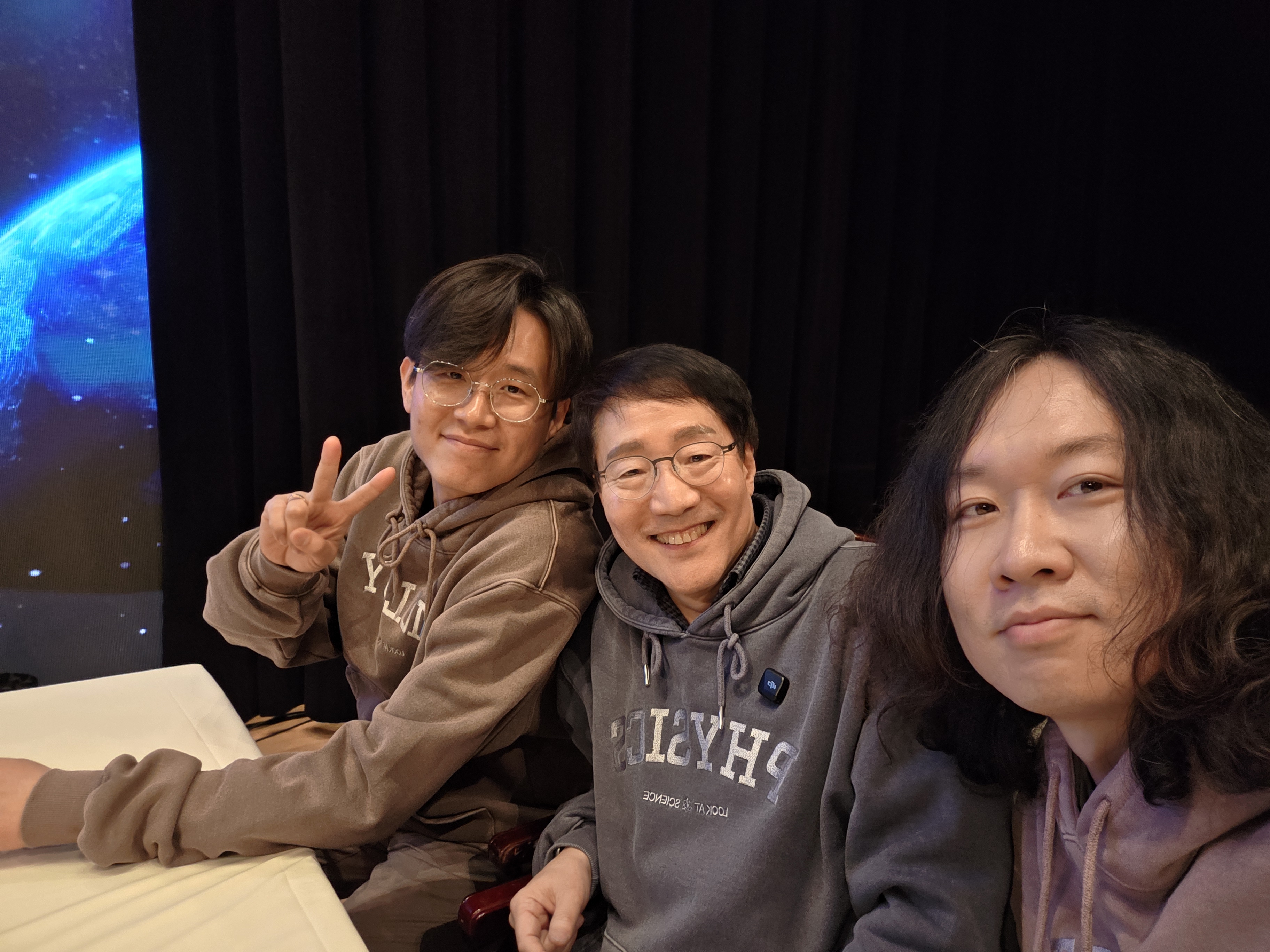 토크콘서트 무대에서 세 사람이 함께 찍은 셀카