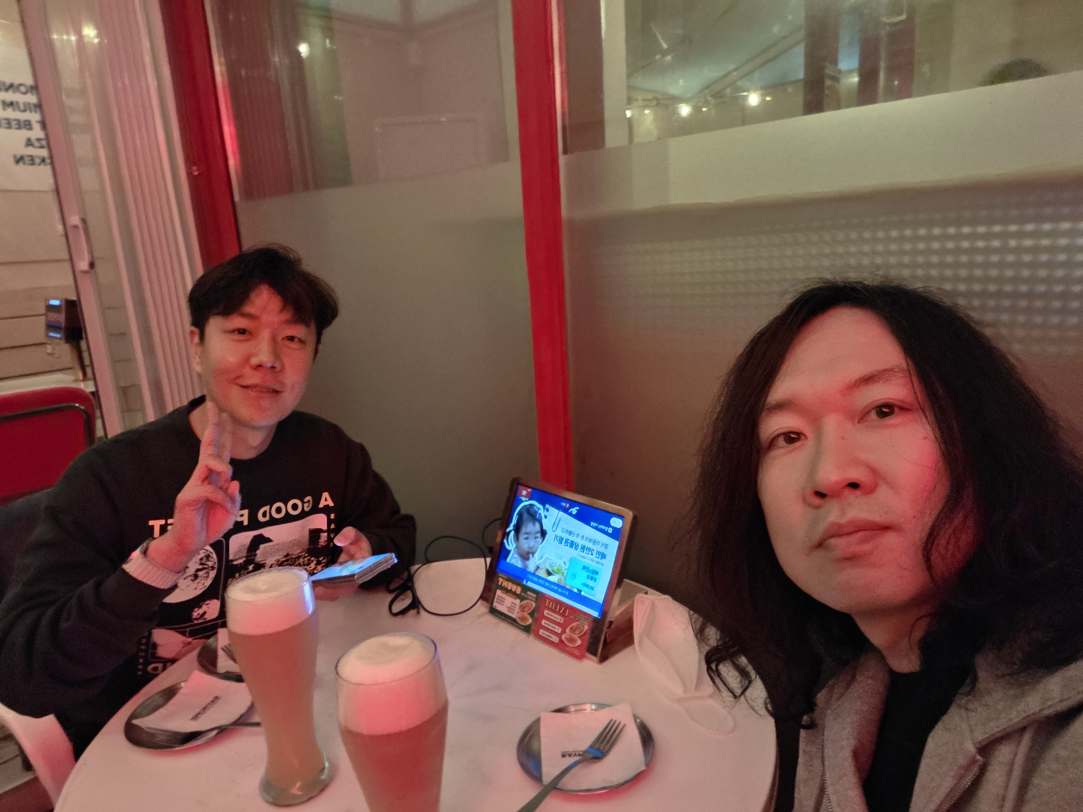 레이먼드 피자에서 맥주와 함께 찍은 셀카