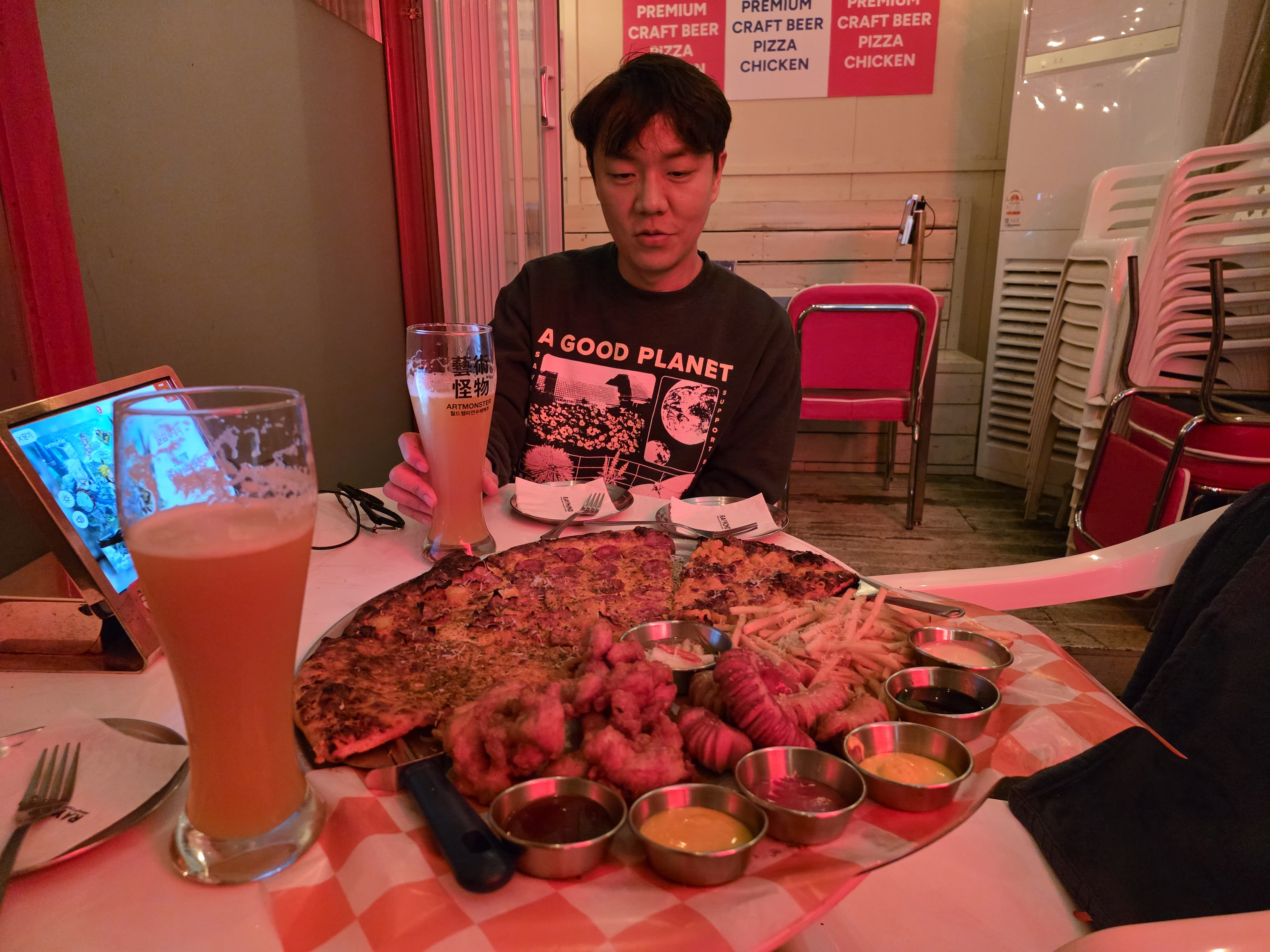 레이먼드 피자의 피자와 맥주