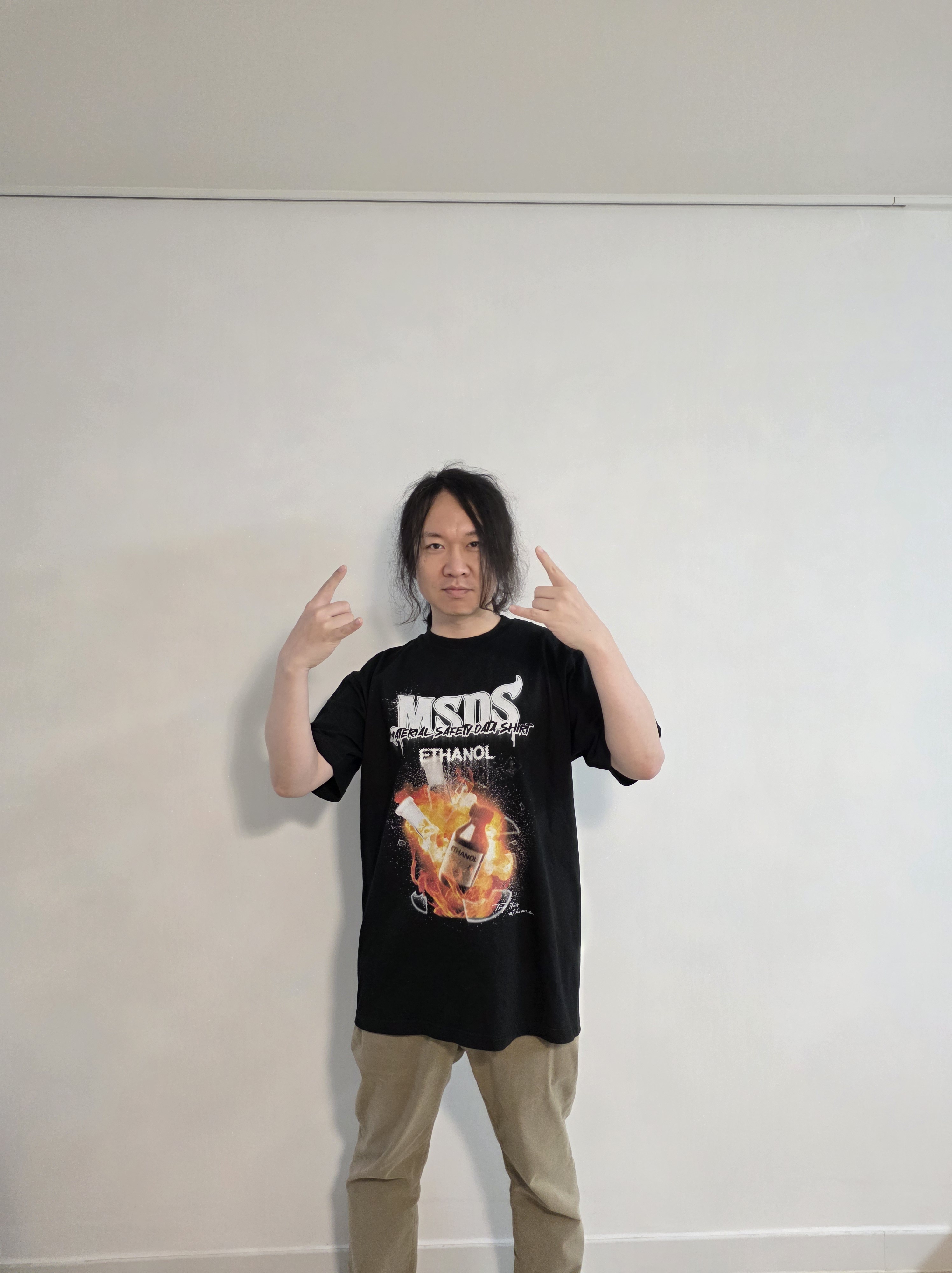 검은 티셔츠 차림으로 찍은 기념사진