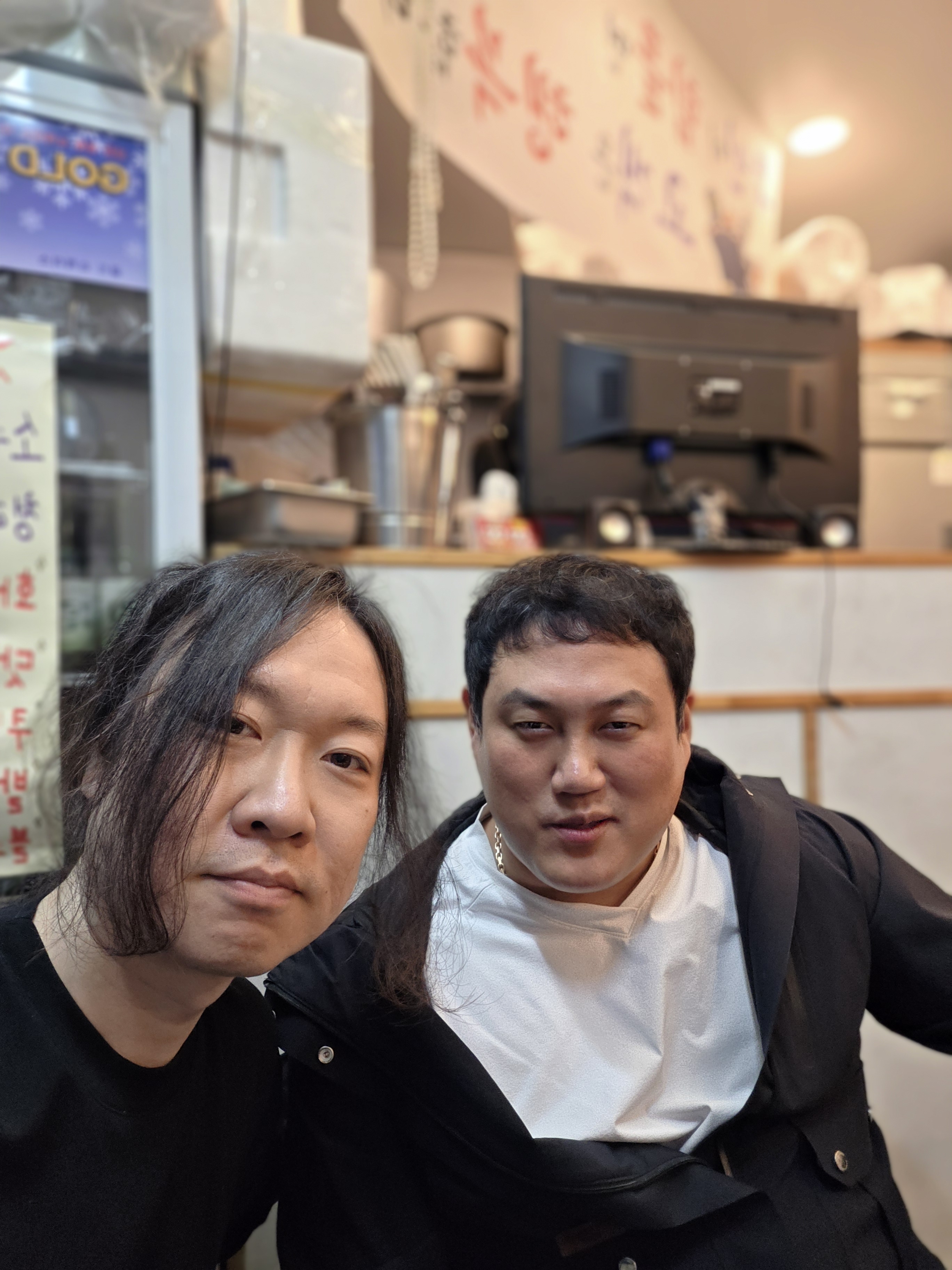횟집에서 친구와 함께 찍은 셀카