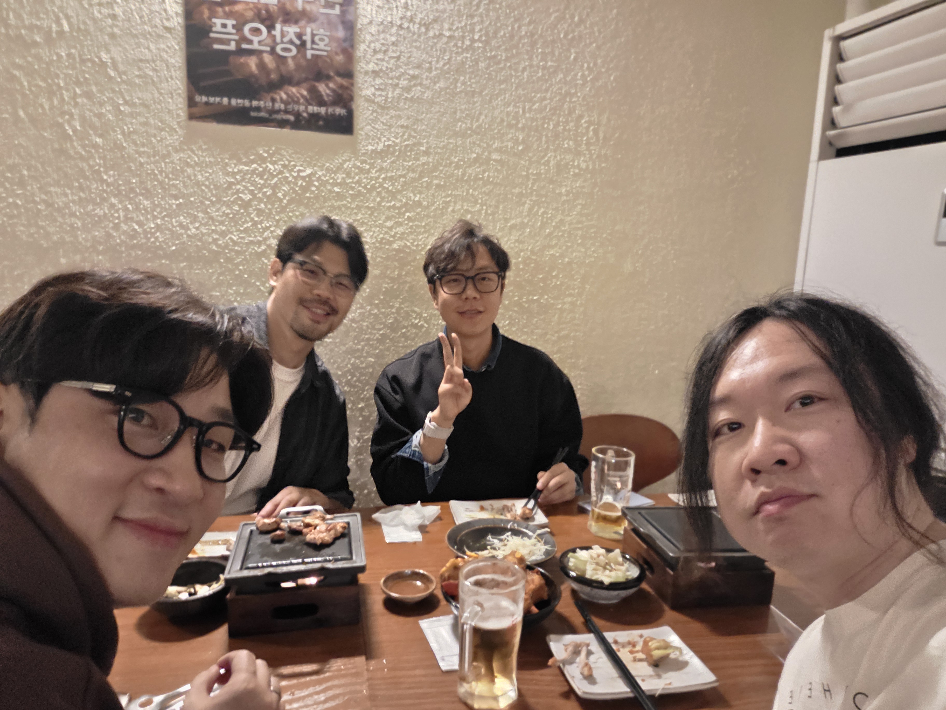 탄주에서 네 사람이 함께 찍은 모임 사진