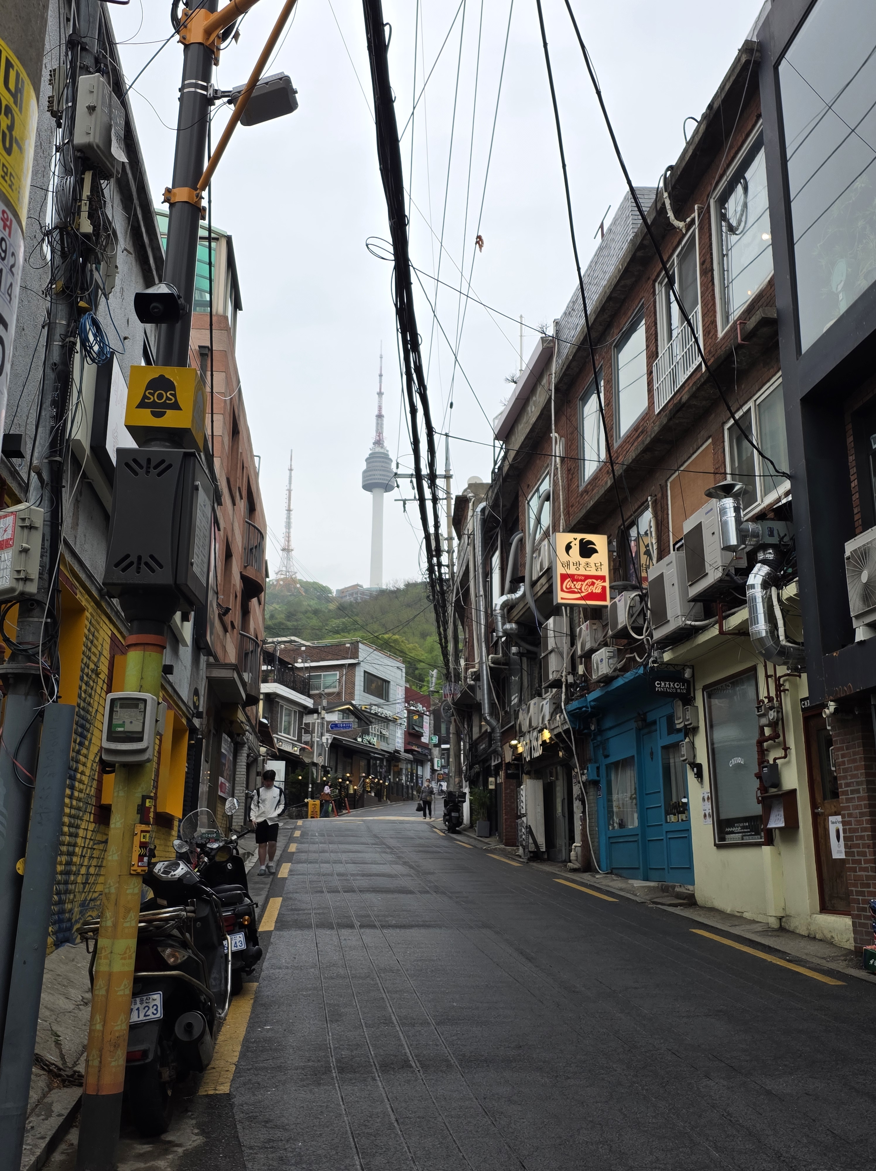 남산타워가 보이는 해방촌 골목
