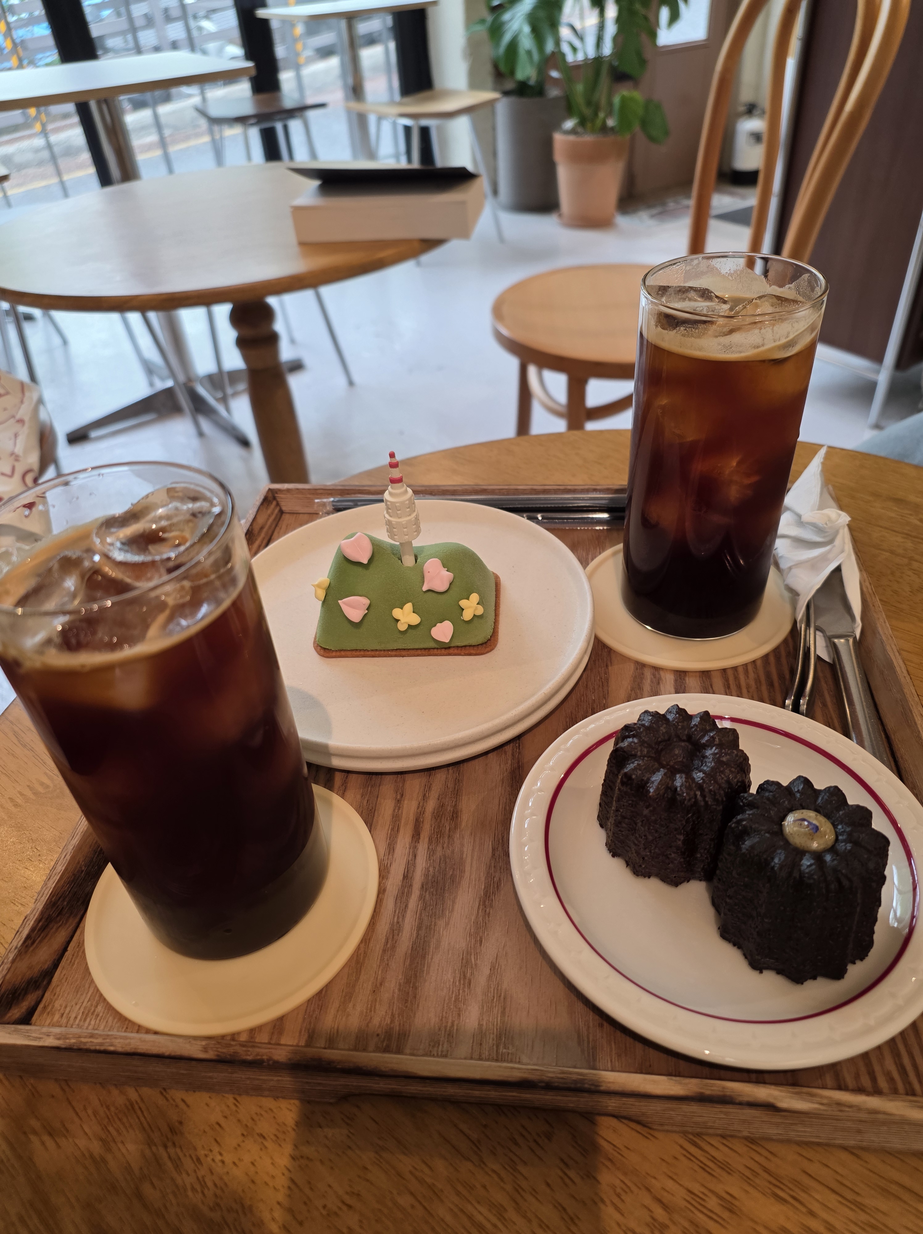 카페에서 주문한 커피와 디저트