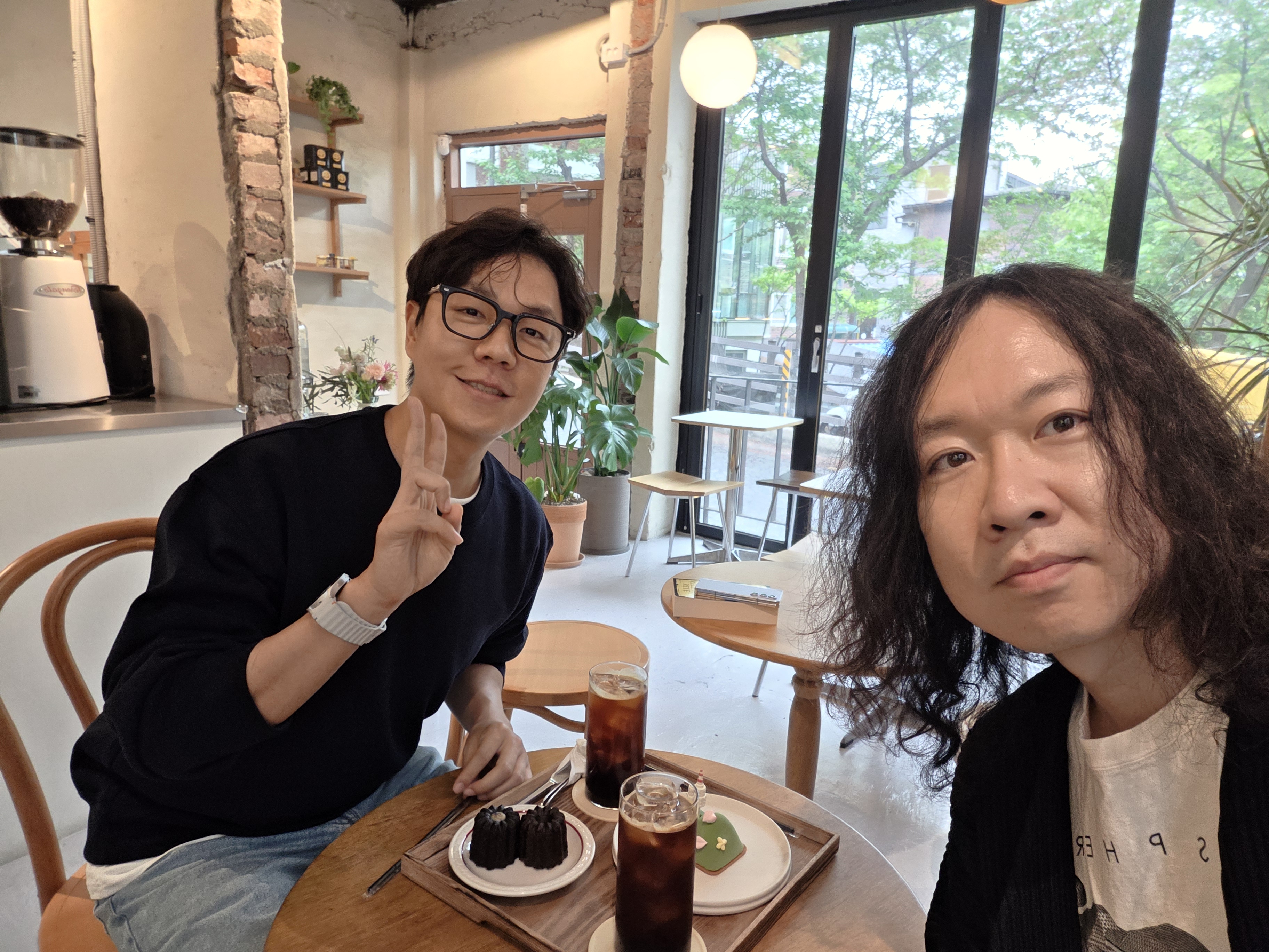 카페에서 둘이 함께 찍은 셀카