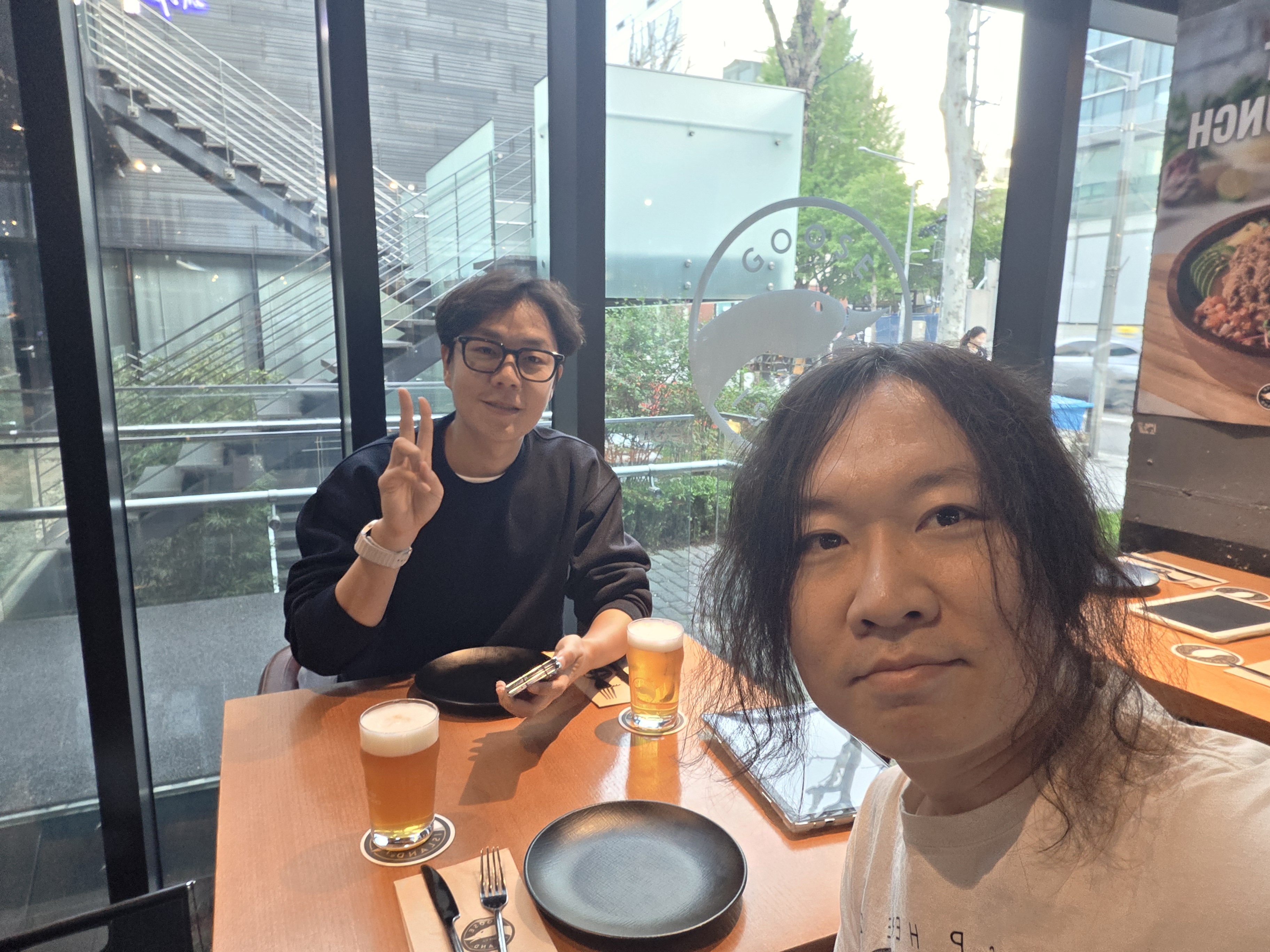 맥주를 앞에 두고 함께 찍은 셀카