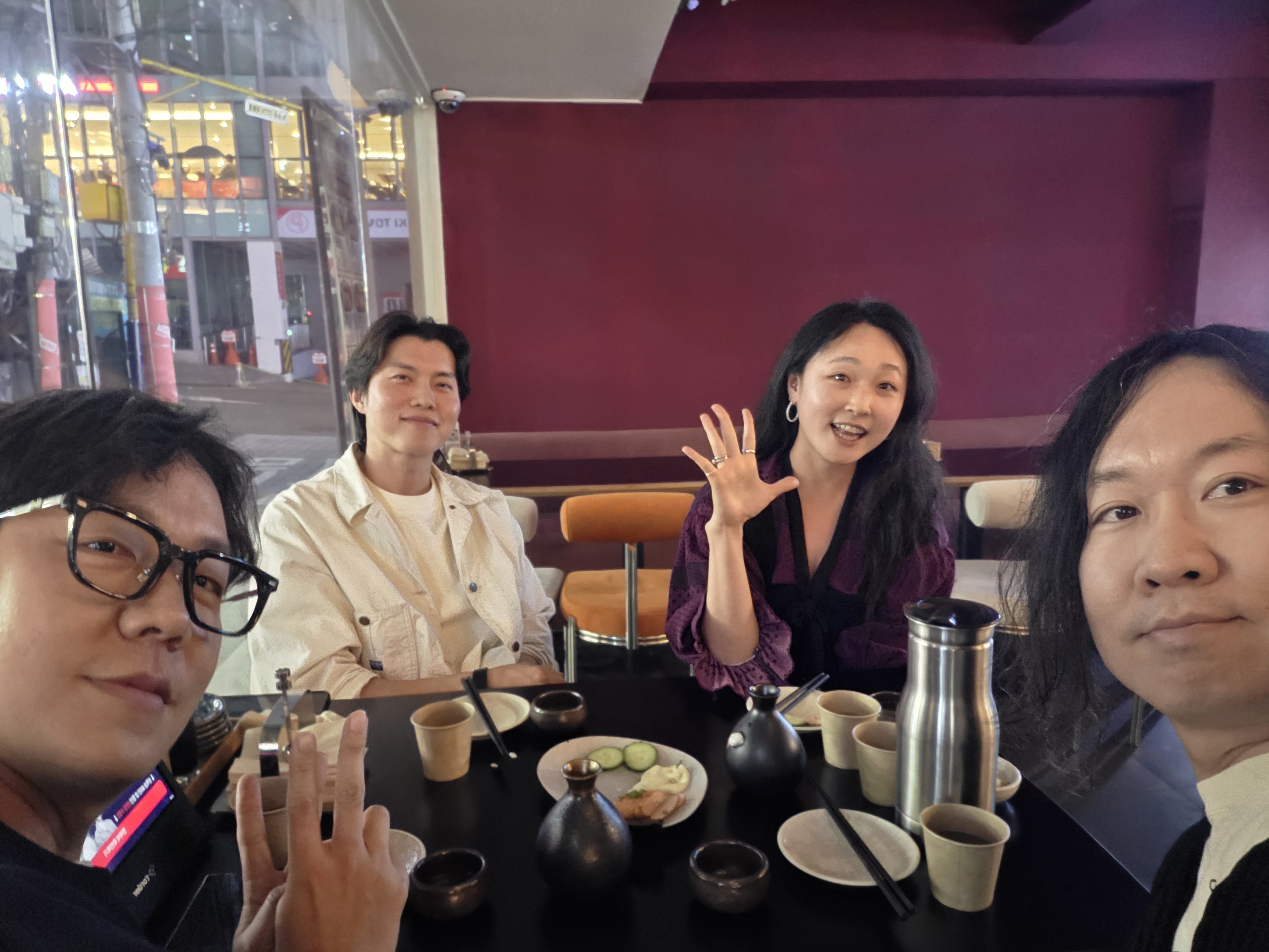 네 사람이 함께한 저녁 식사