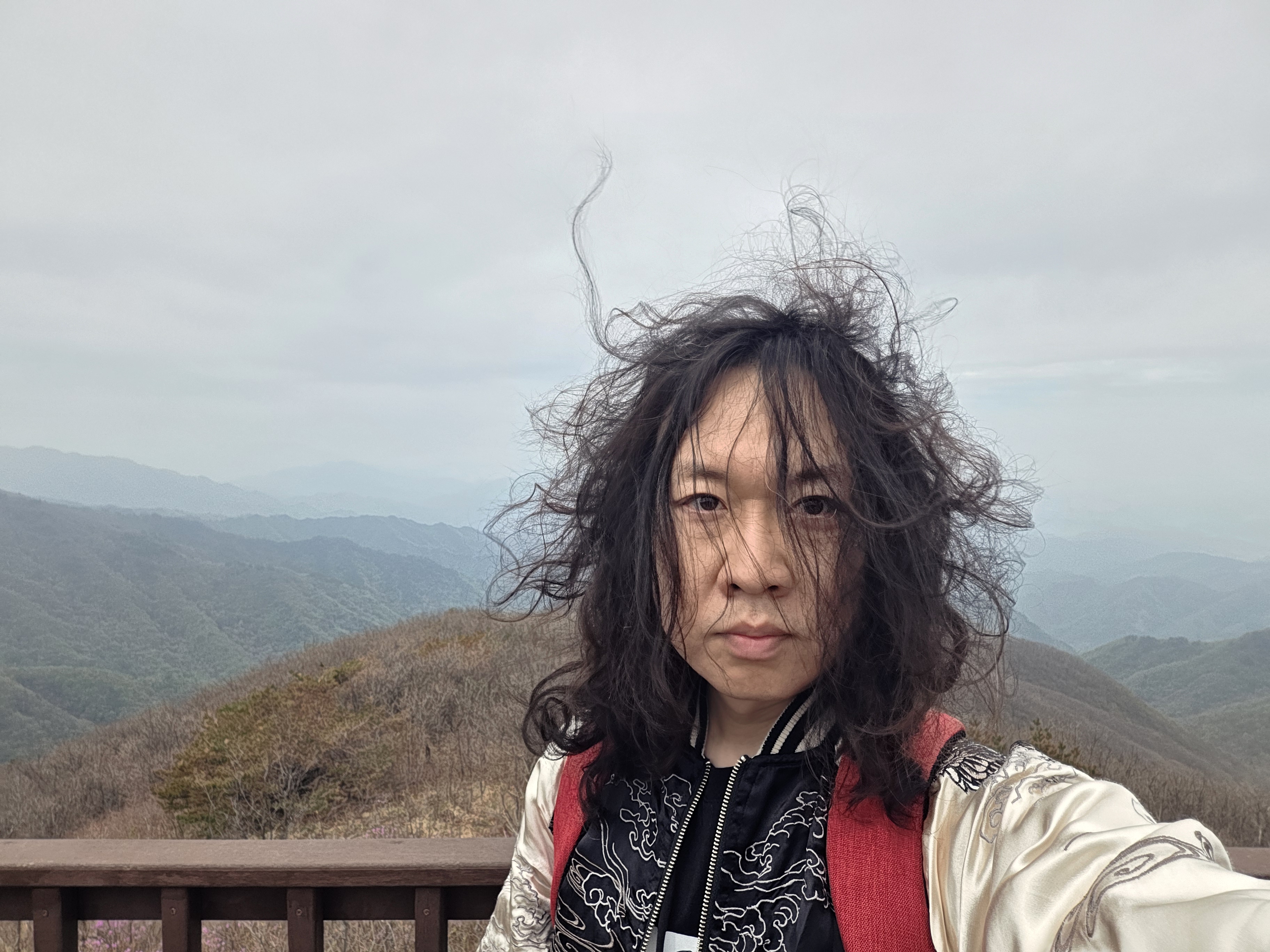 산 능선을 배경으로 찍은 셀카