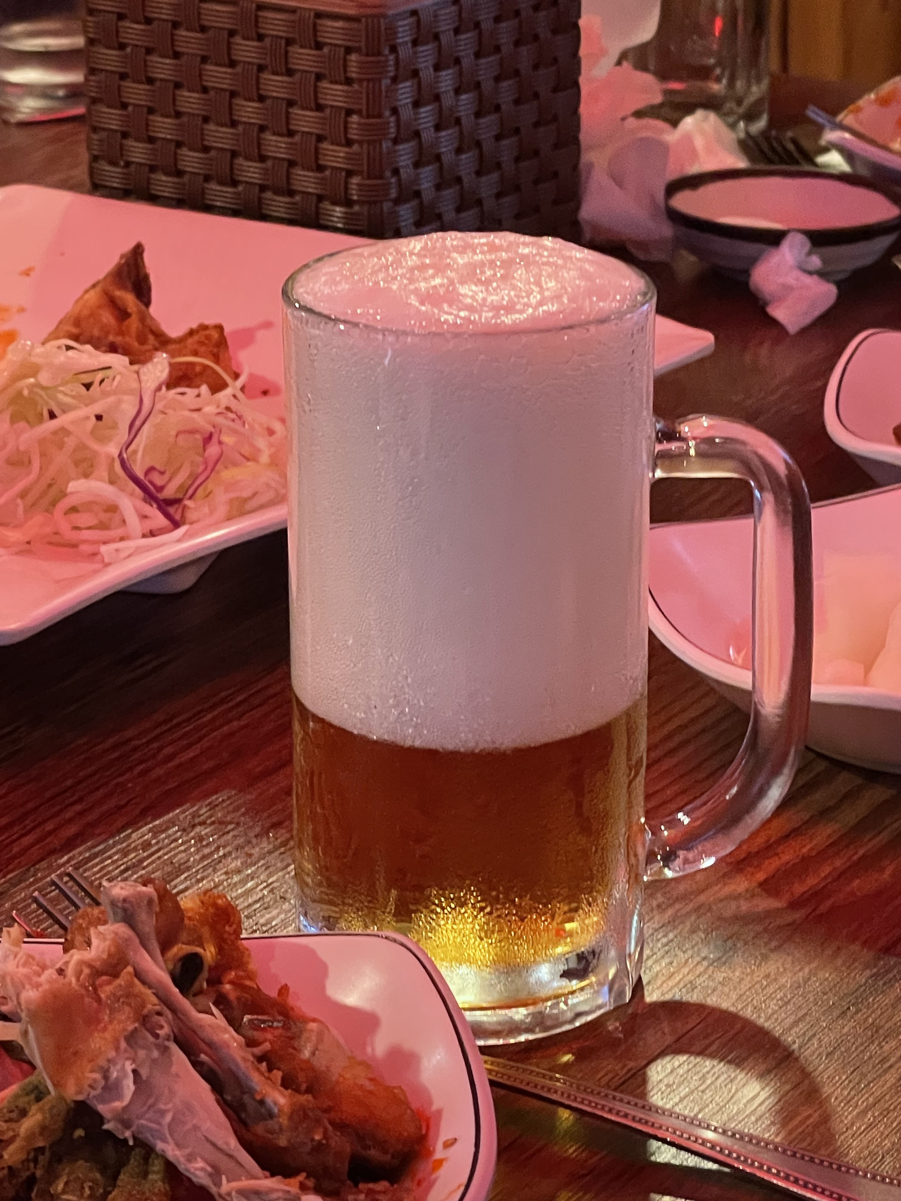 거품이 가득 담긴 맥주잔