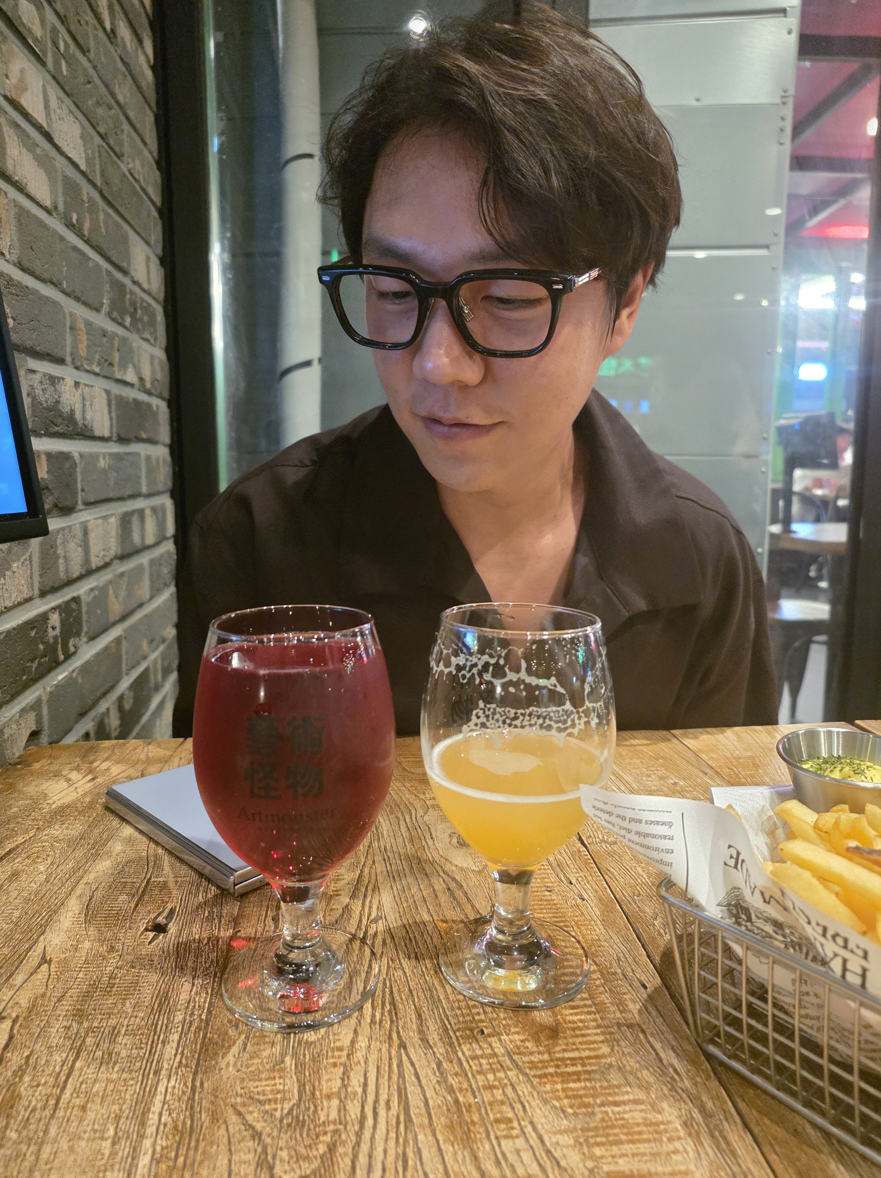 아트몬스터에서 맥주를 즐기는 모습