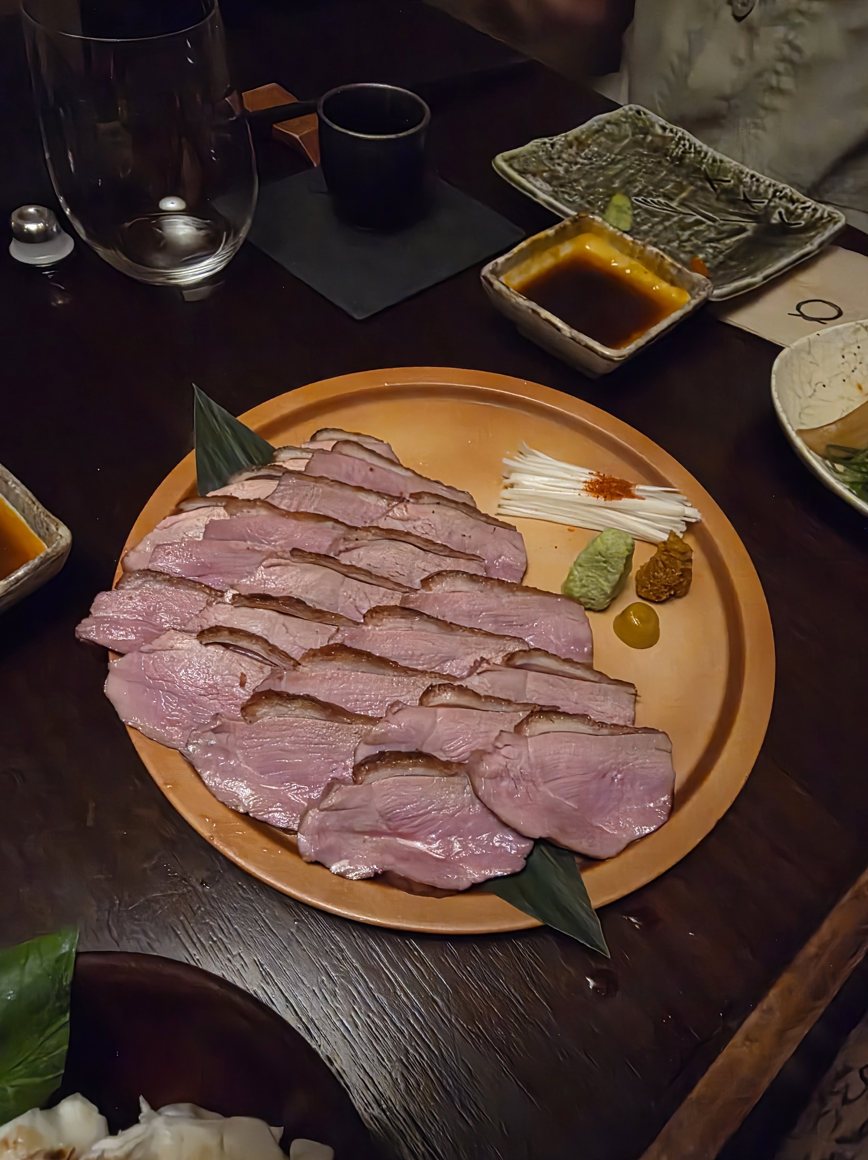 얇게 썬 고기 요리