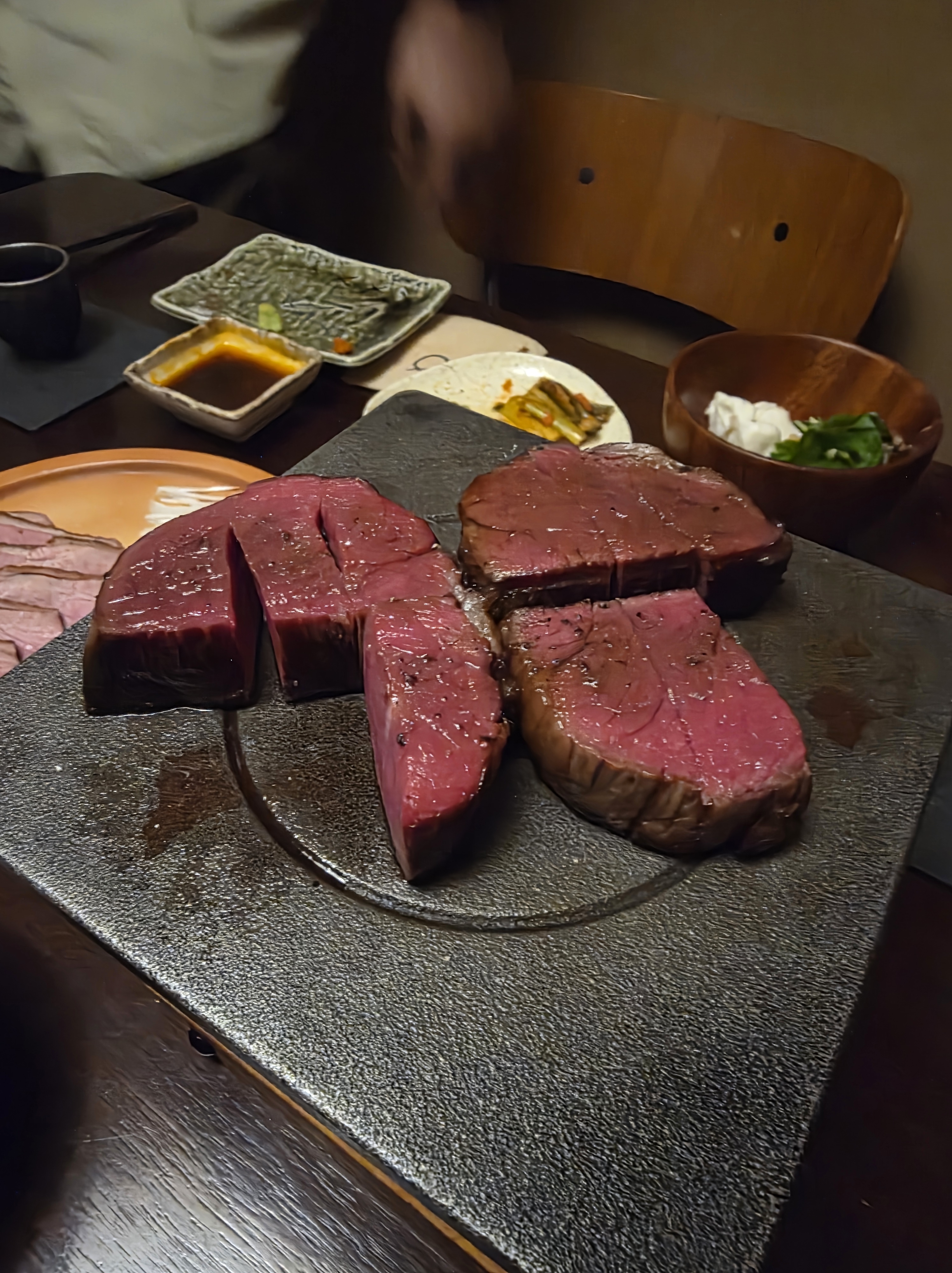 두툼한 고기 요리