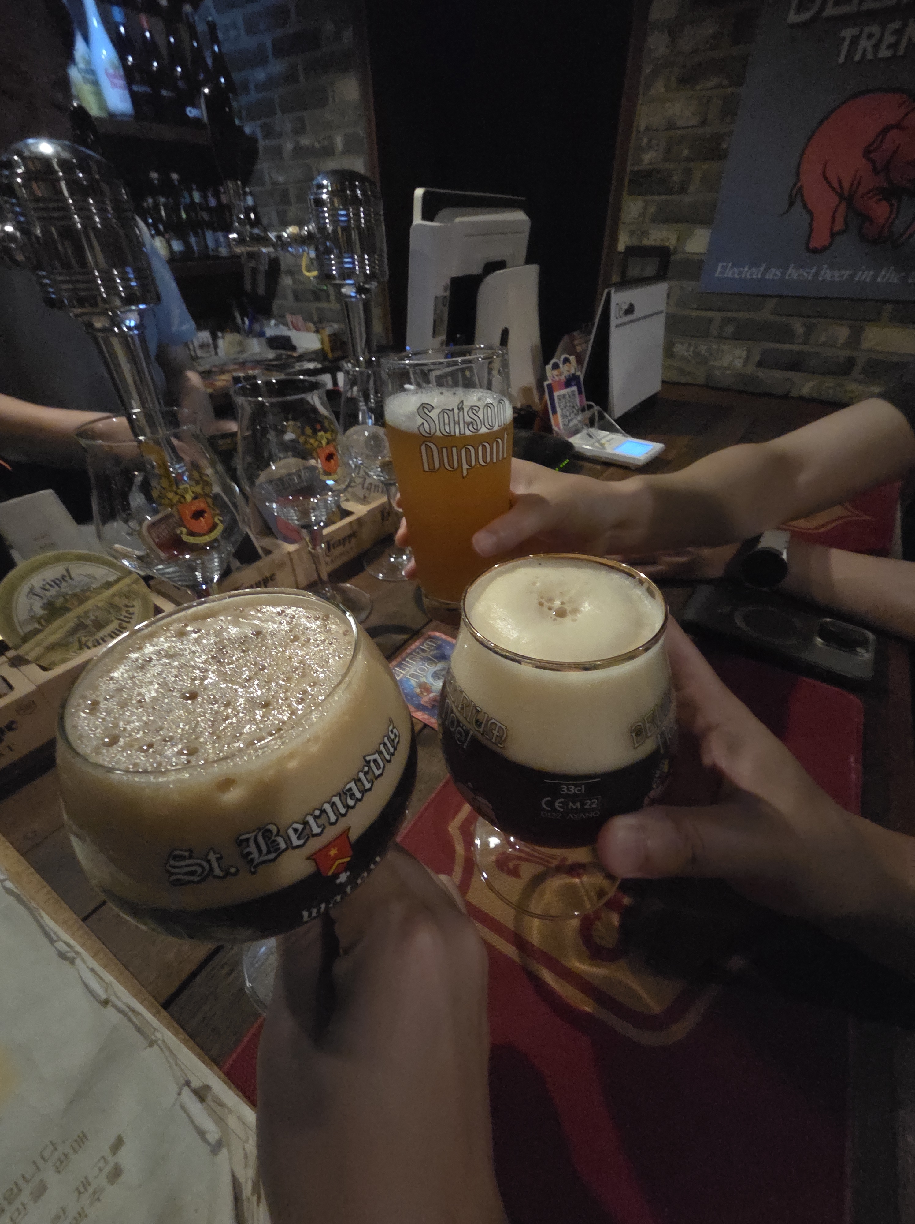 맥주잔으로 건배하는 모습