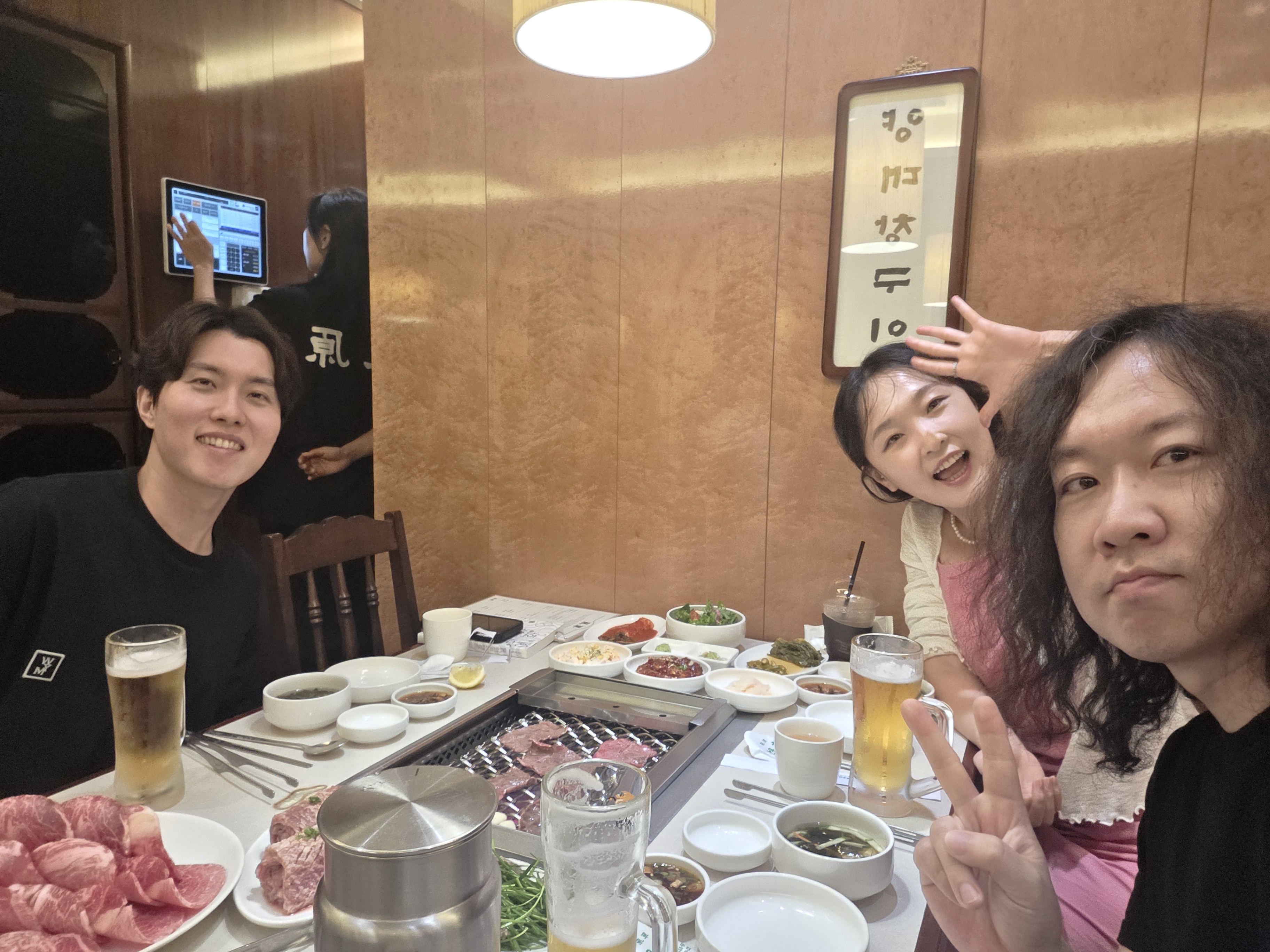 식당에서 일행과 찍은 사진