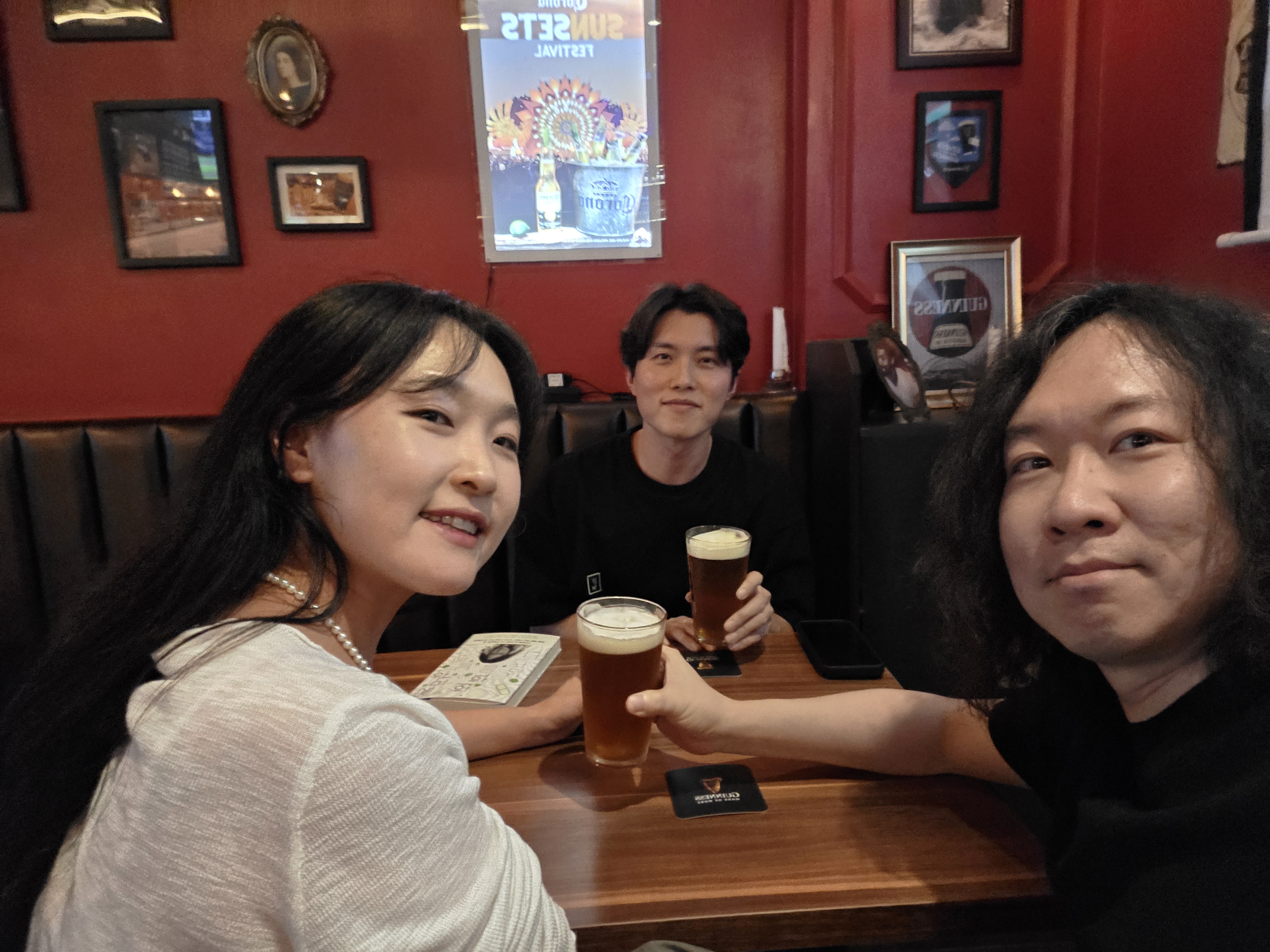 맥주와 함께 찍은 단체 사진