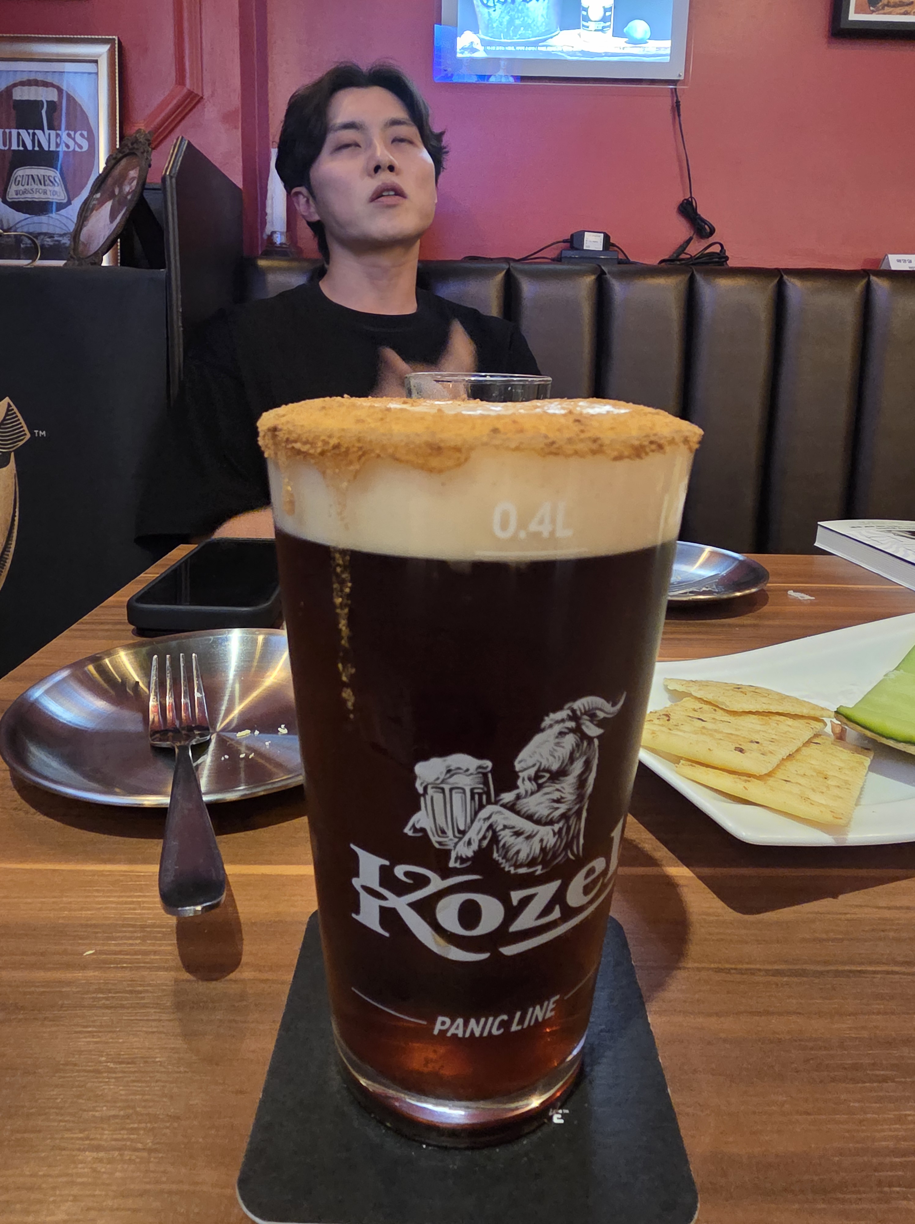 코젤 맥주와 일행